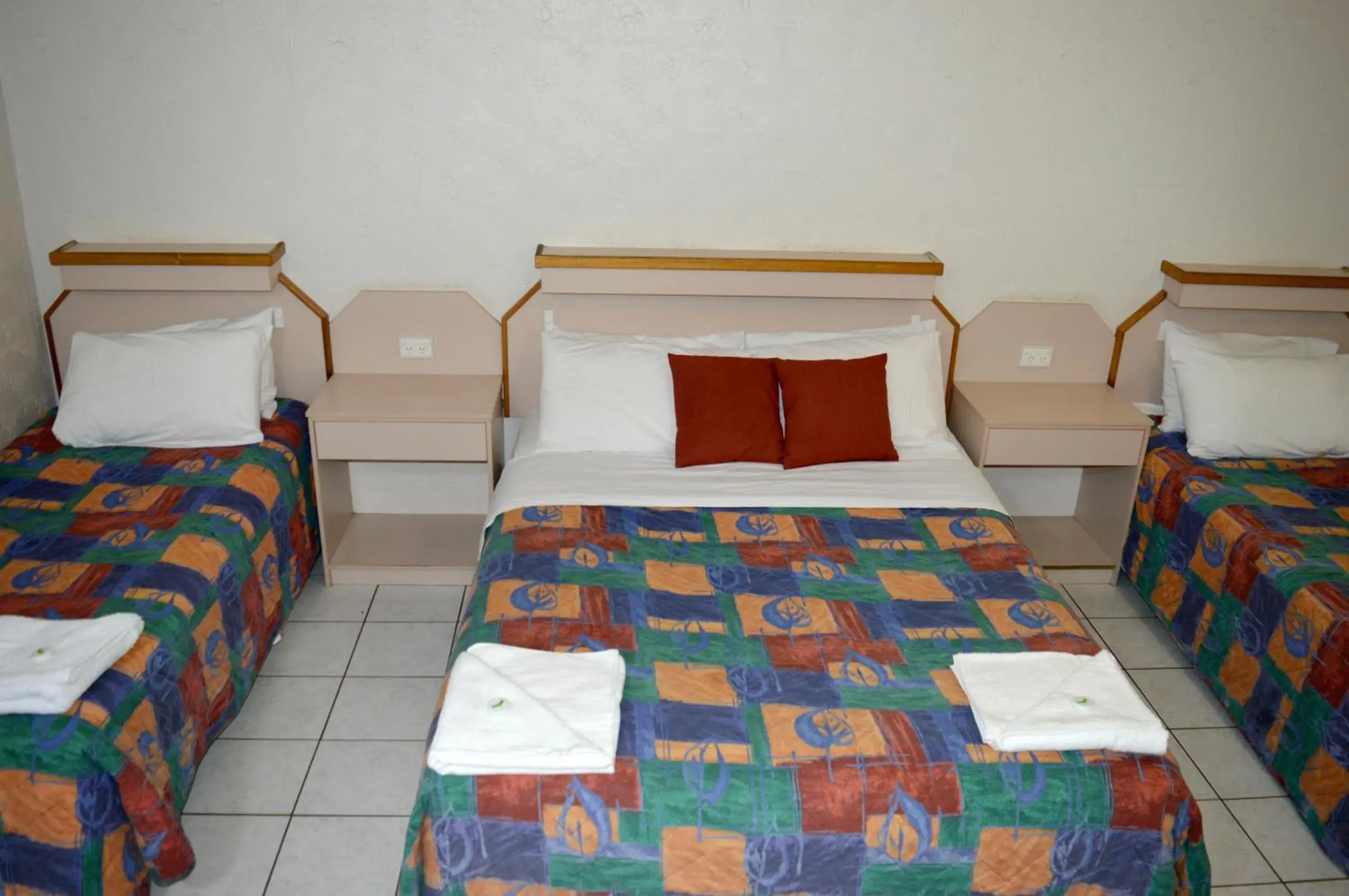 Bed in Mid City Motor Inn Bed in Mid City Motor Inn