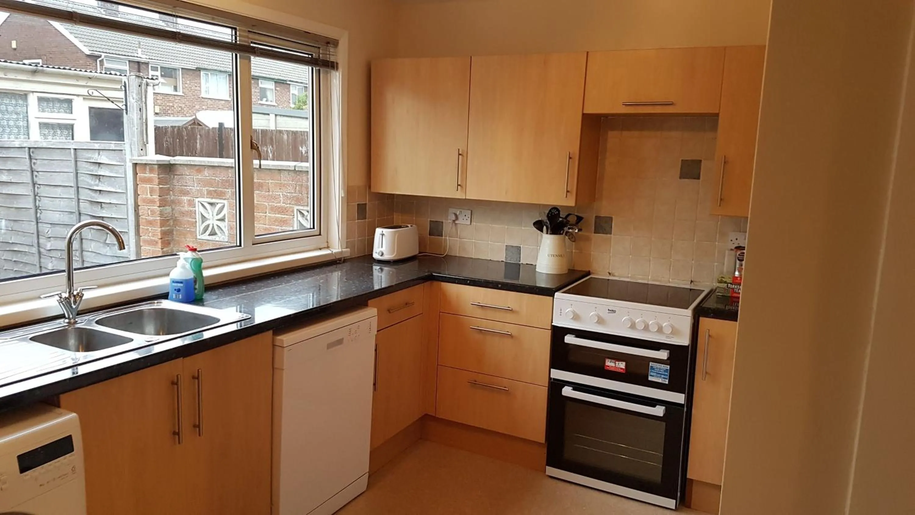 Kitchen or kitchenette in Beverley East Townhouse Free Parking