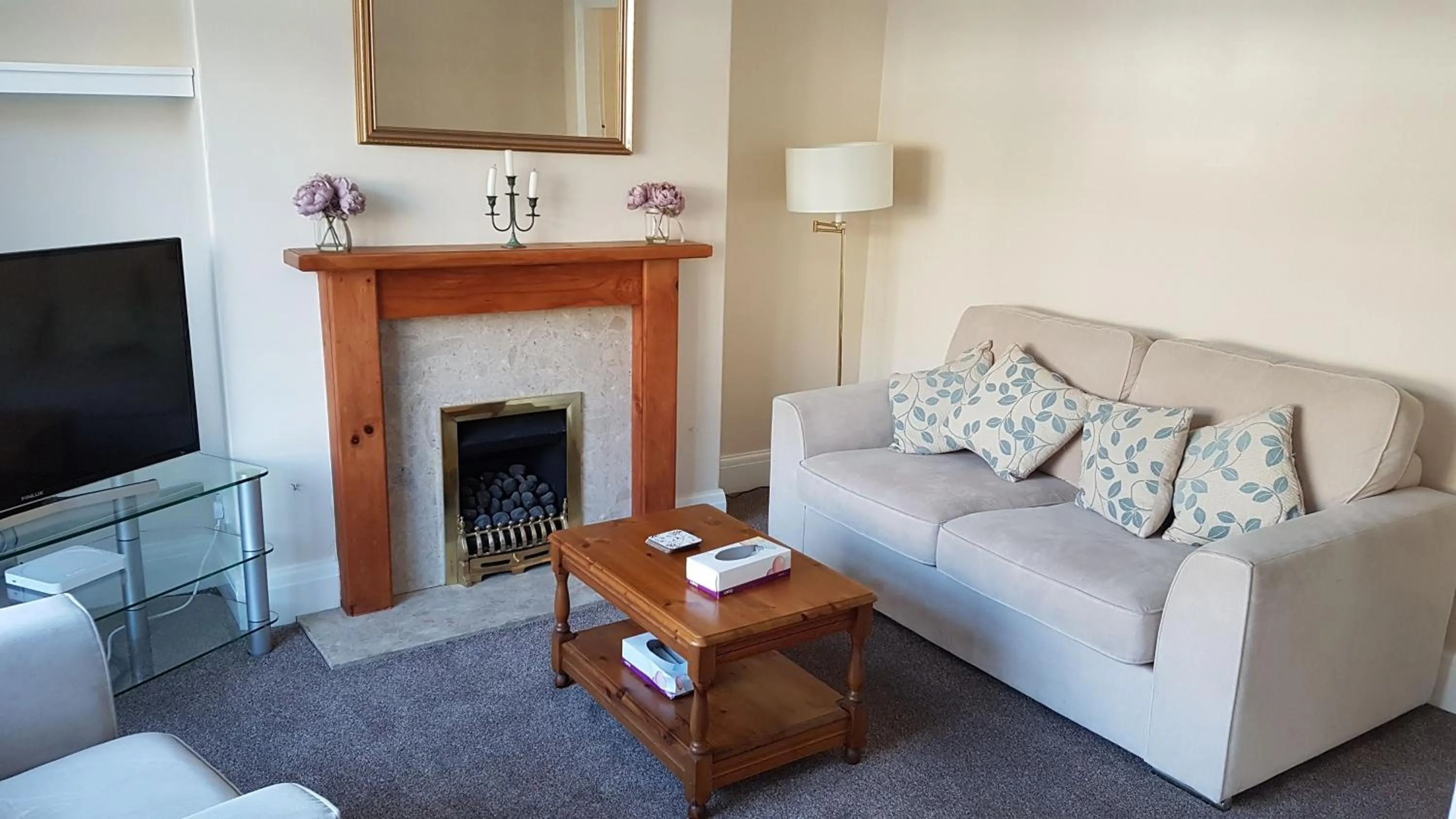 Communal lounge/ TV room in Beverley East Townhouse Free Parking