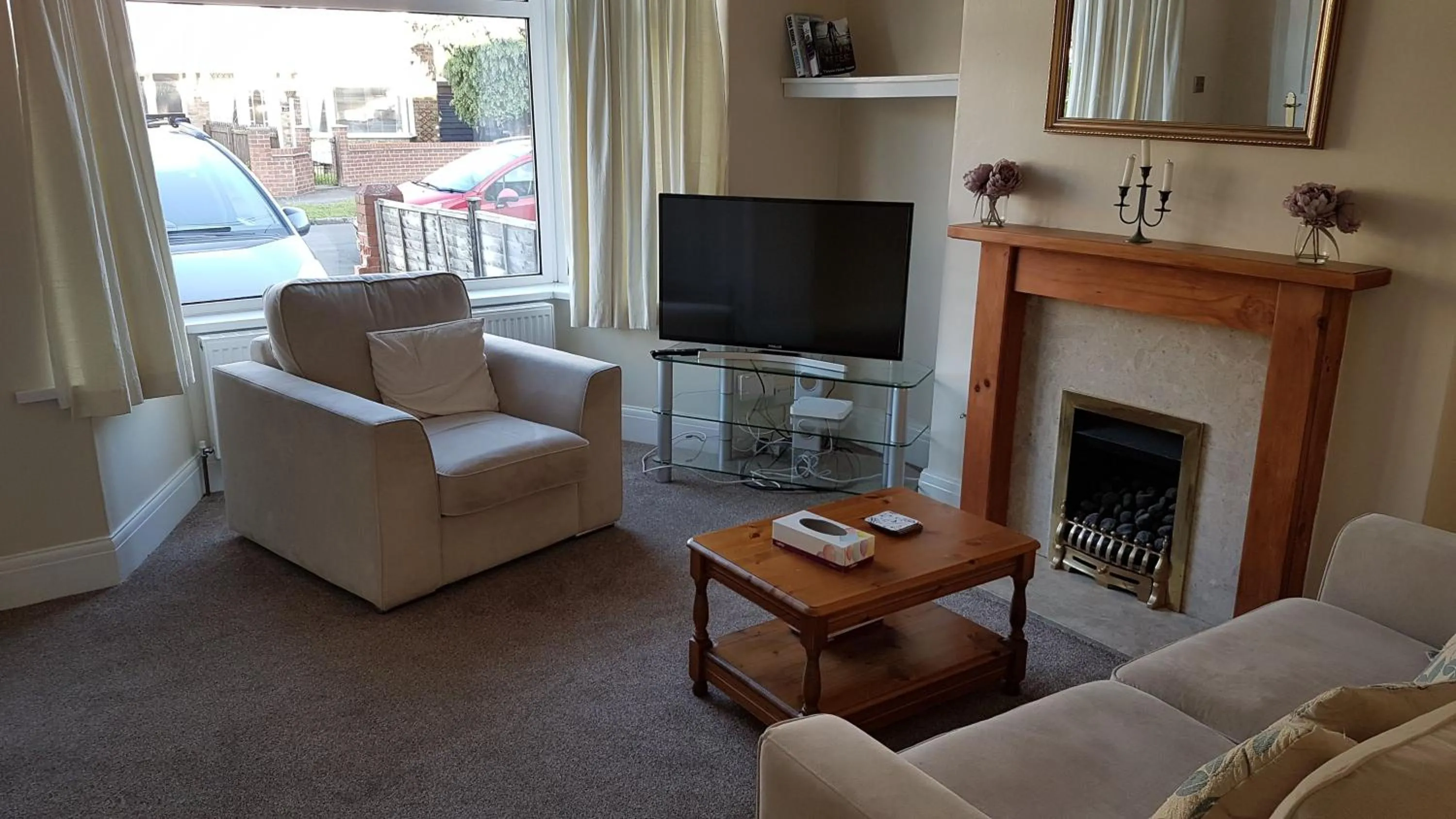 Communal lounge/ TV room in Beverley East Townhouse Free Parking