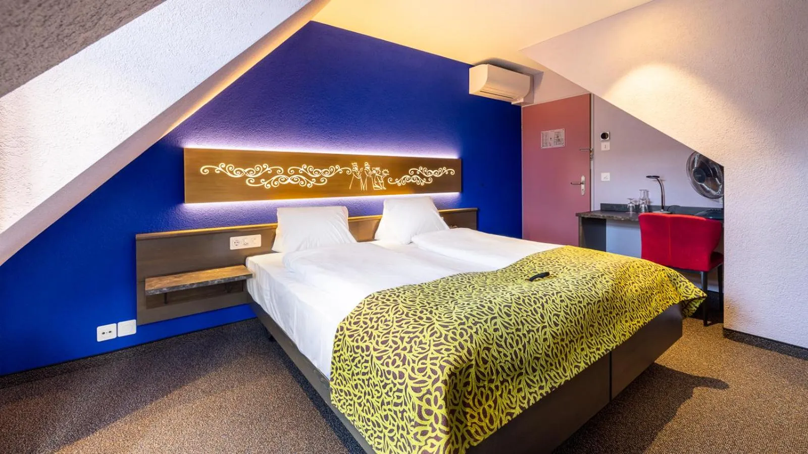 Photo of the whole room, Bed in Hotel Drei Könige Luzern