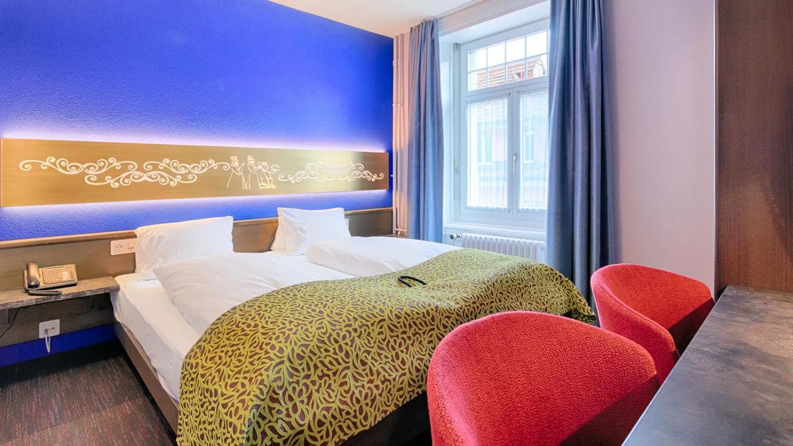 Photo of the whole room, Bed in Hotel Drei Könige Luzern