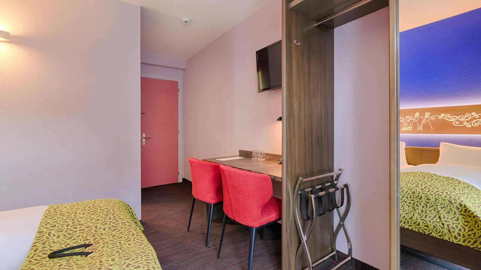 Photo of the whole room, Bed in Hotel Drei Könige Luzern