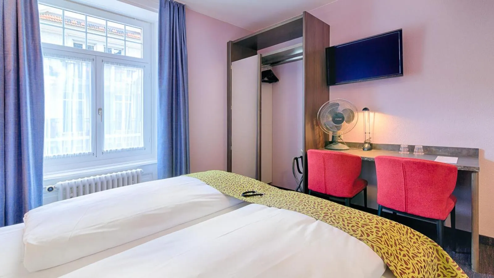 Photo of the whole room, Bed in Hotel Drei Könige Luzern