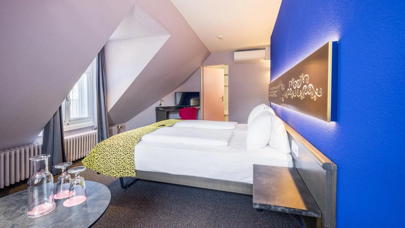 Photo of the whole room, Bed in Hotel Drei Könige Luzern