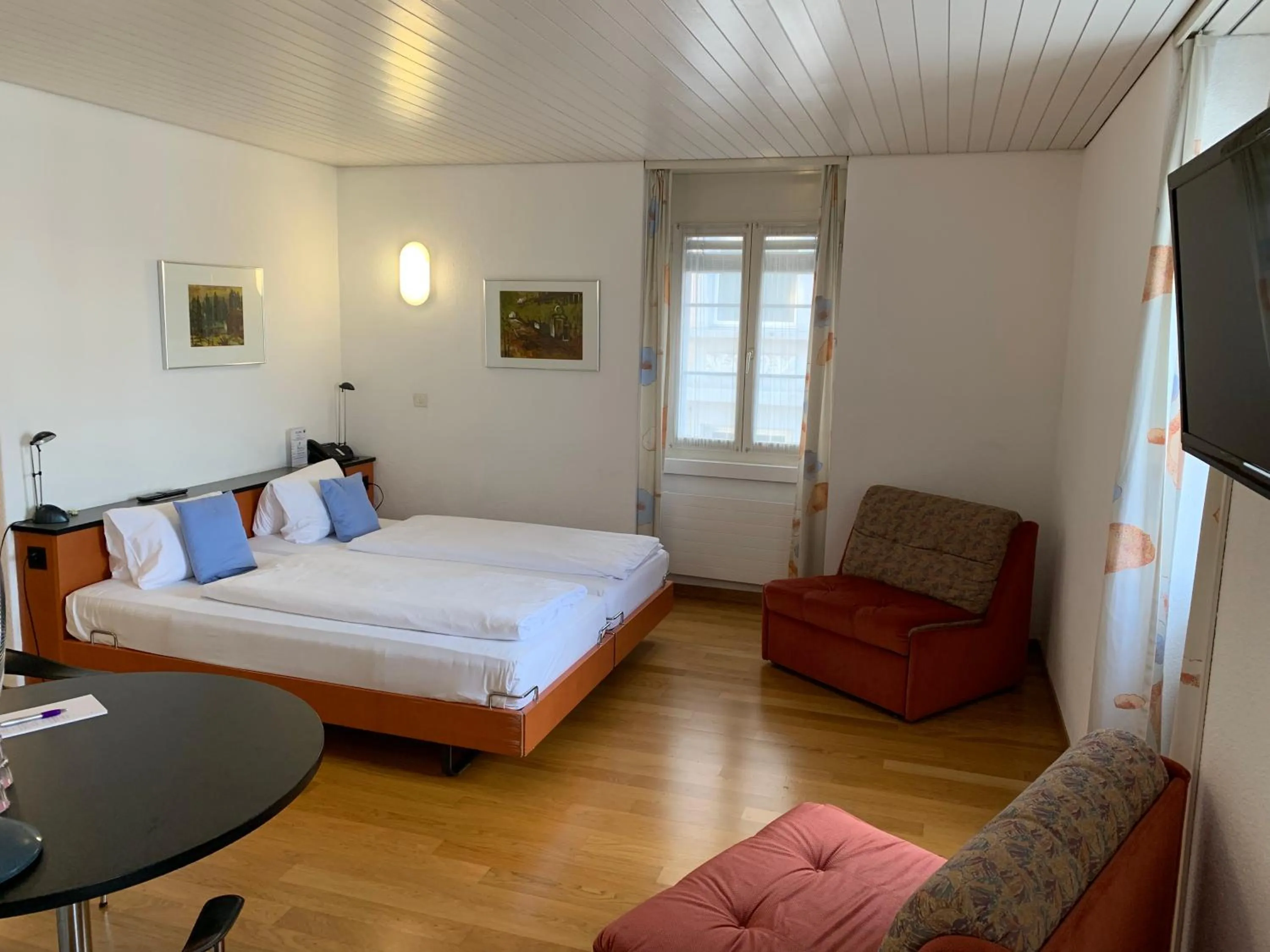 Photo of the whole room, Bed in Hotel Drei Könige Luzern