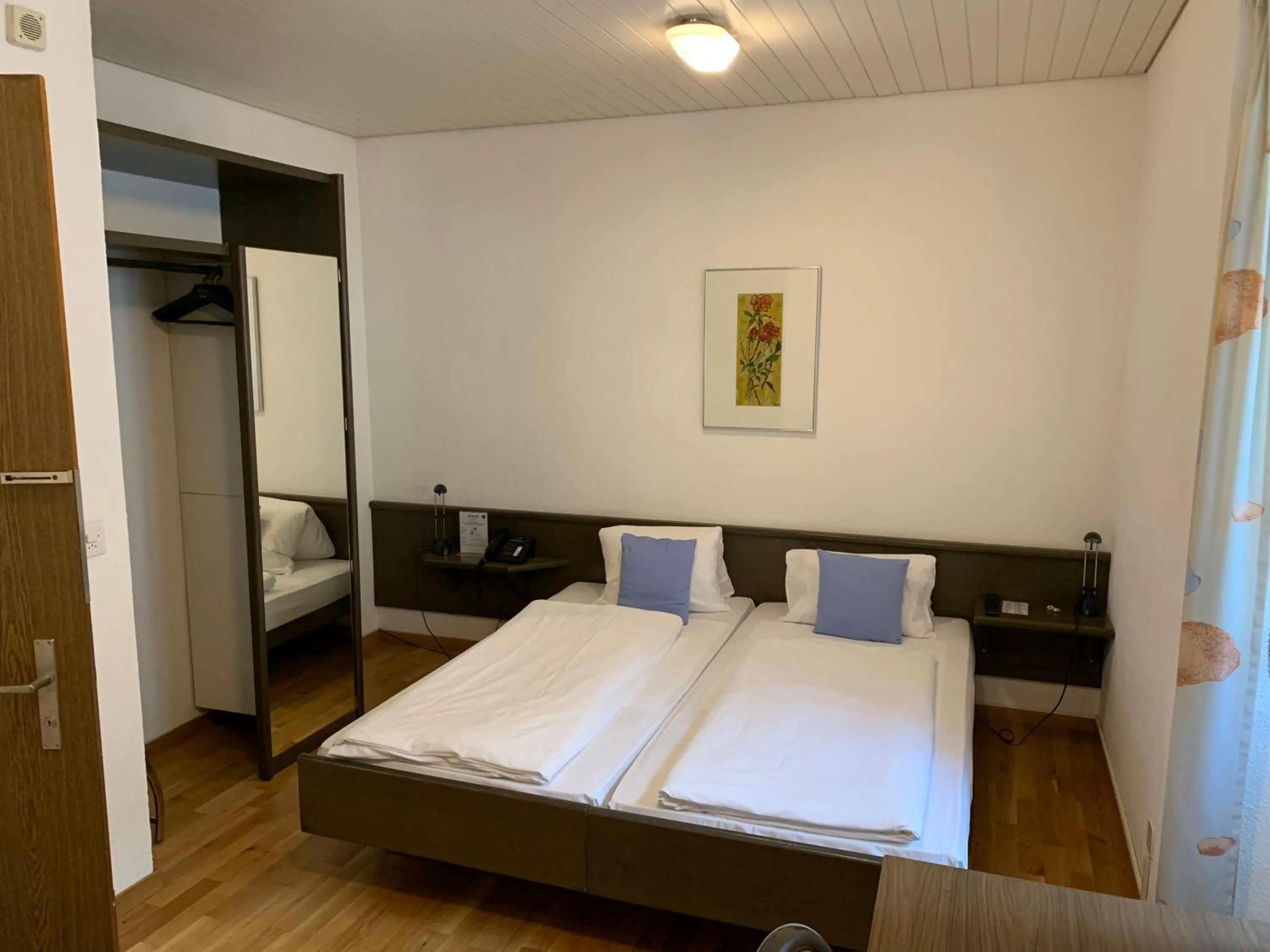 Photo of the whole room, Bed in Hotel Drei Könige Luzern