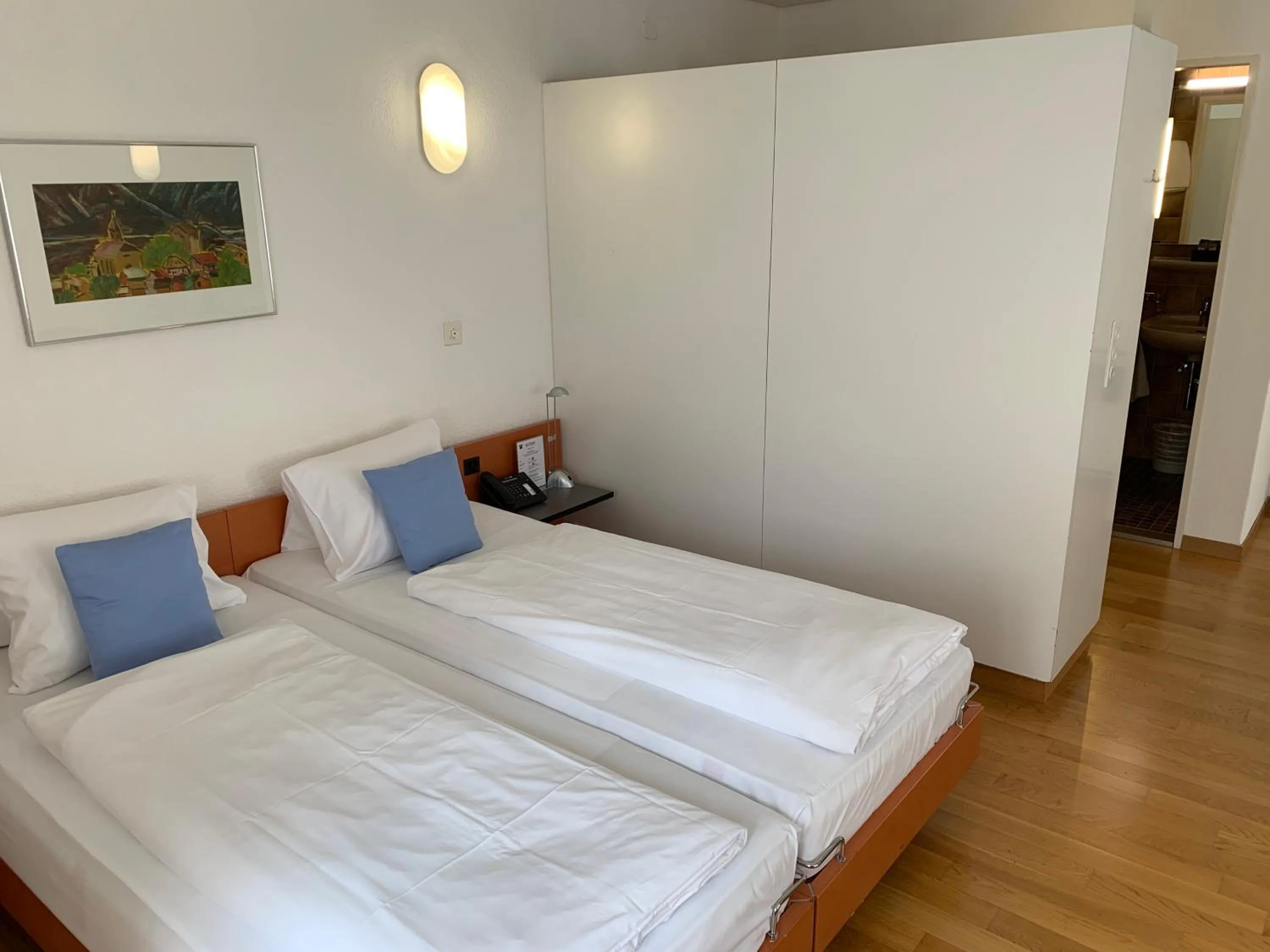 Photo of the whole room, Bed in Hotel Drei Könige Luzern