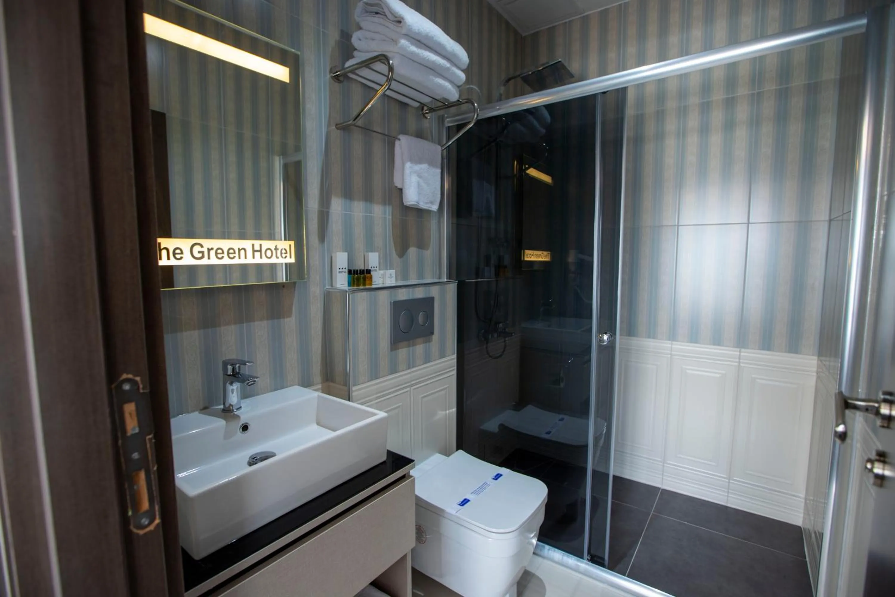 Shower in THE GREEN HOTEL