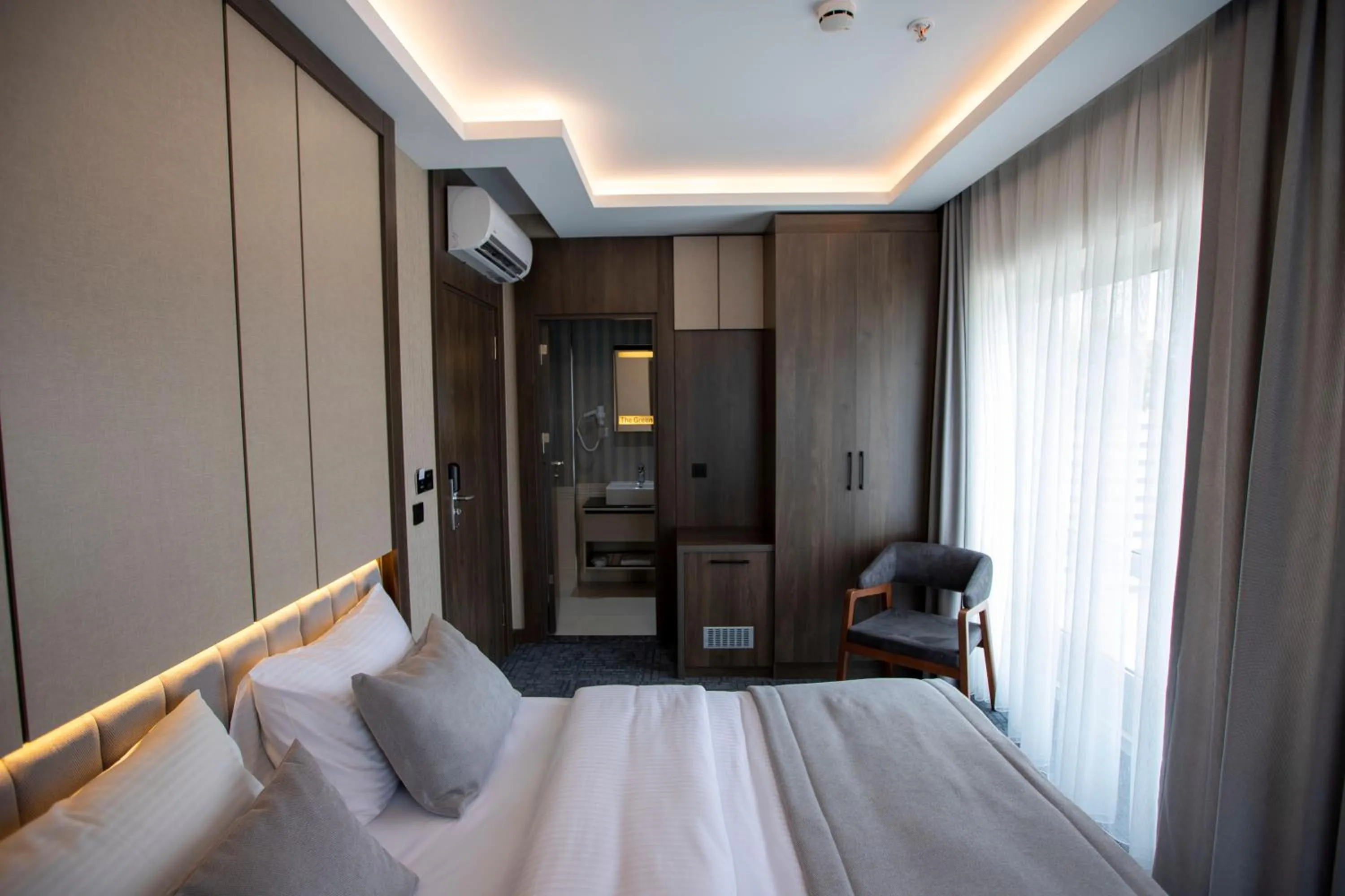 wardrobe, Bed in THE GREEN HOTEL