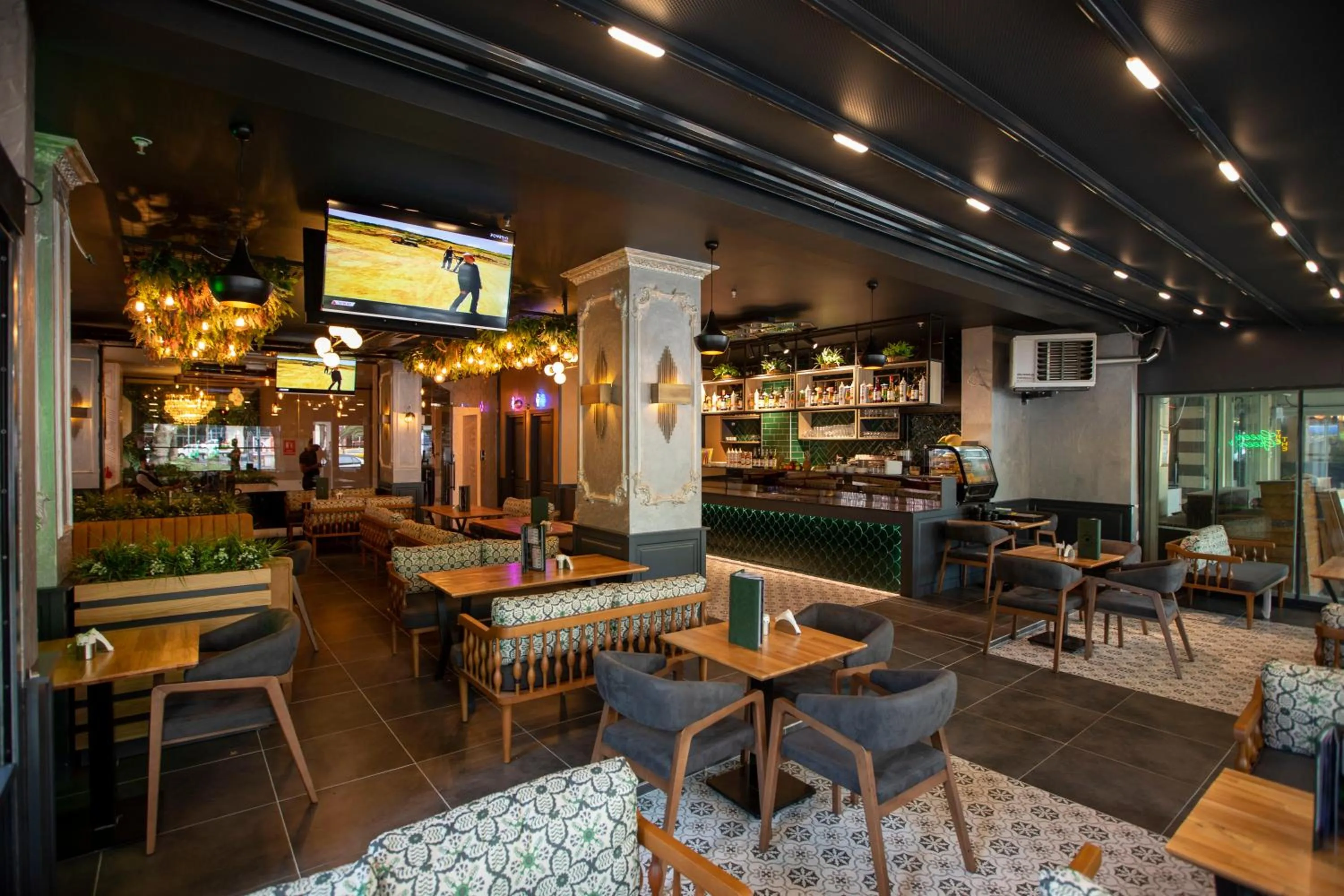 Restaurant/places to eat in THE GREEN HOTEL