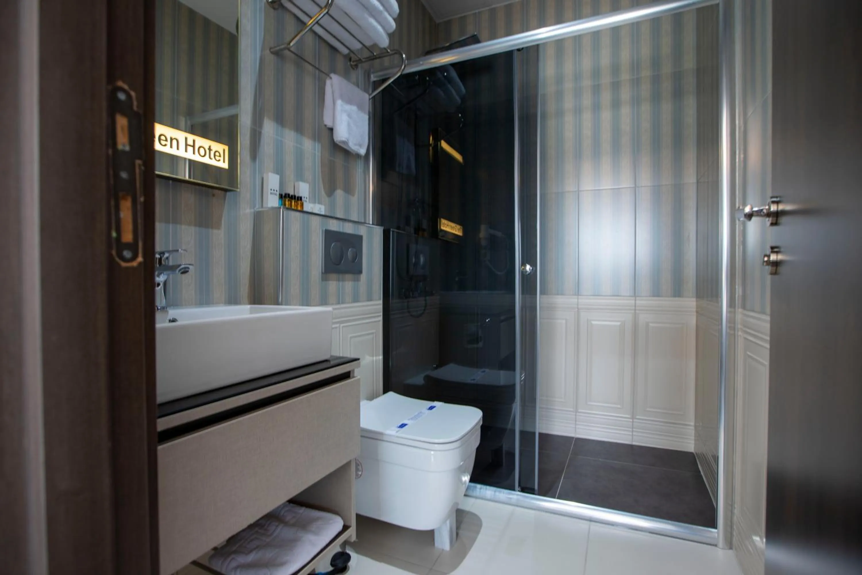 Shower in THE GREEN HOTEL