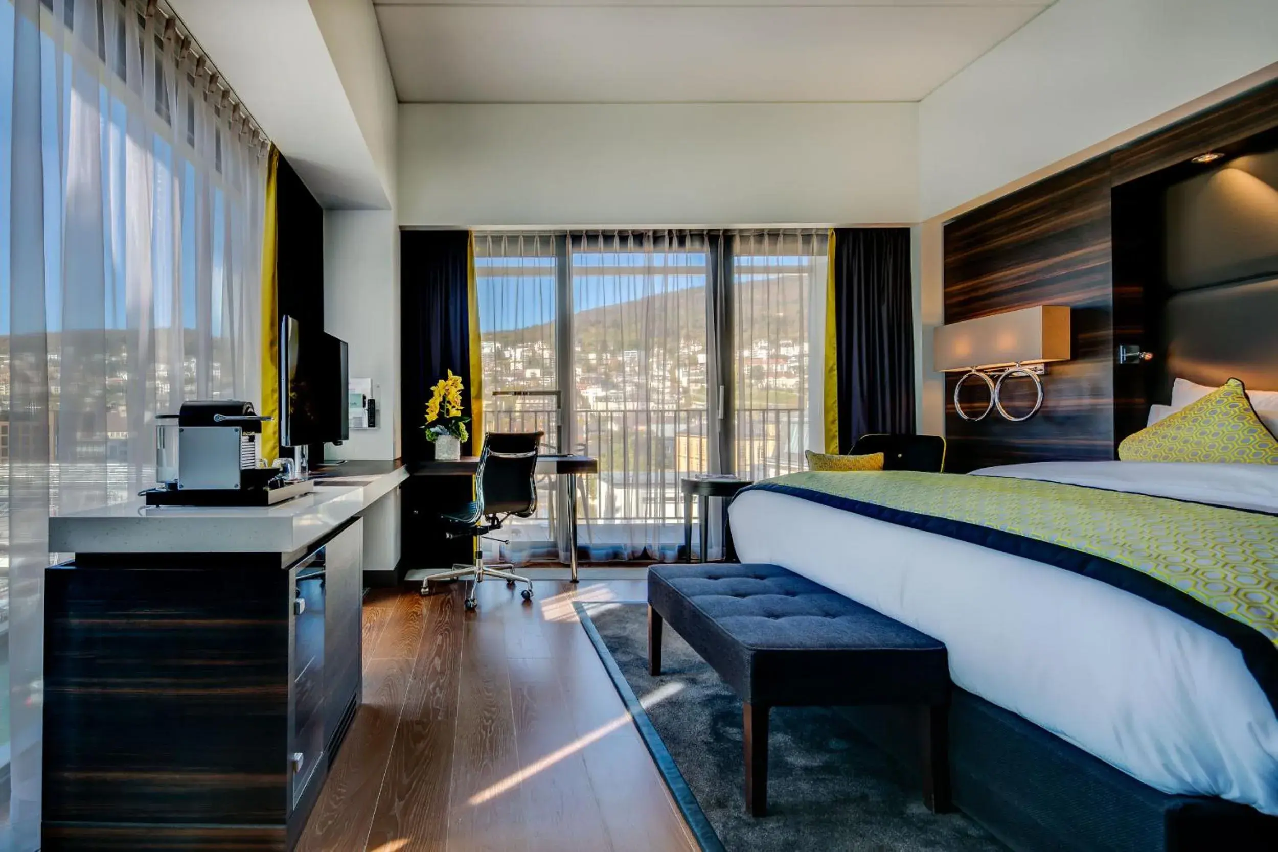 Coffee/tea facilities, Bed in Hotel Beaulac Coffee/tea facilities, Bed in Hotel Beaulac