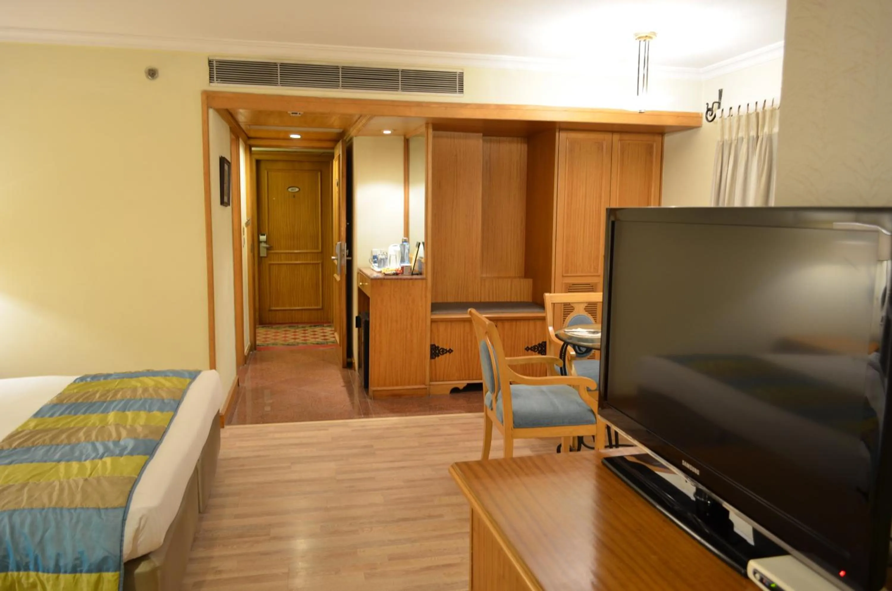 TV and multimedia, Bed in The Maya Hotel