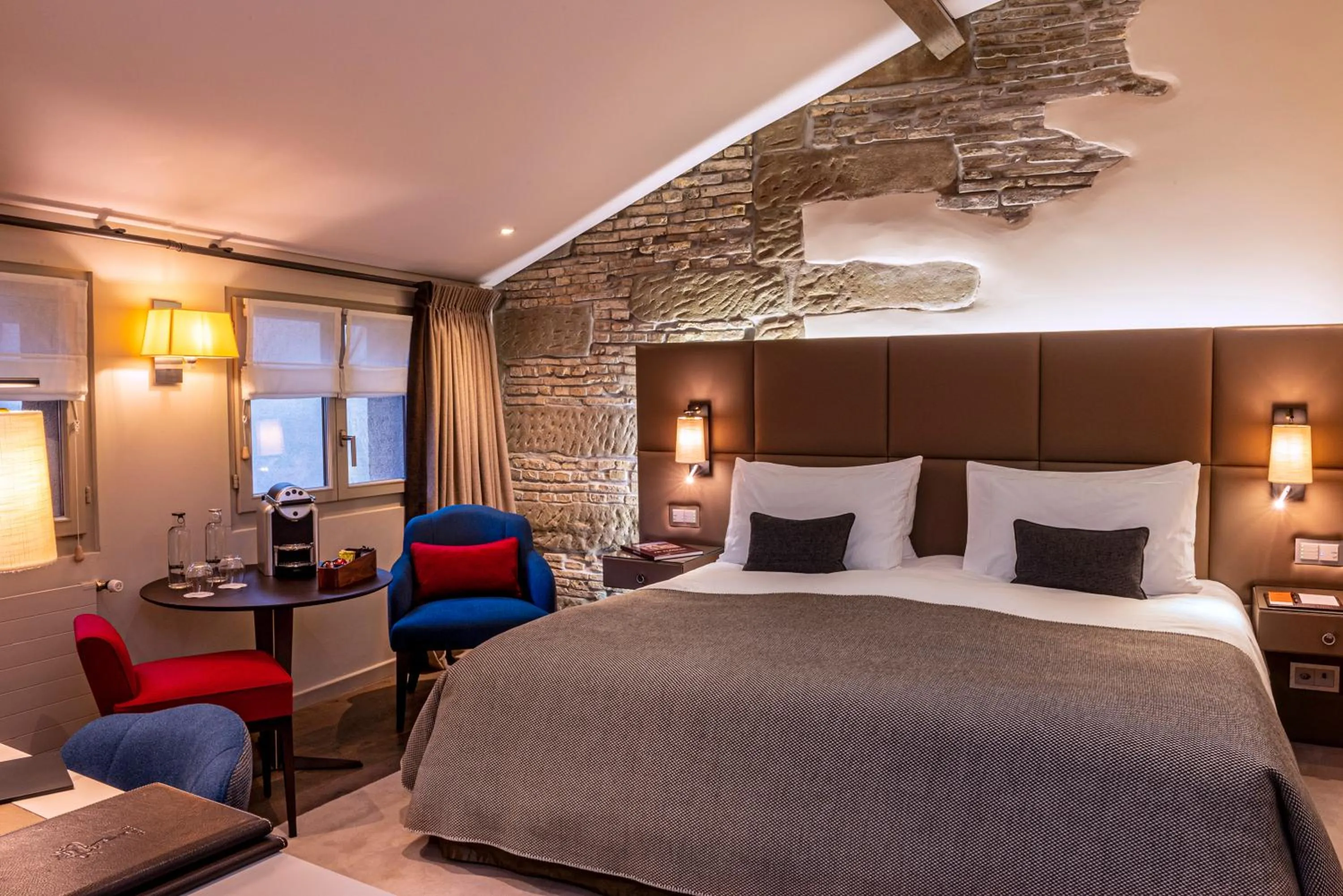 Photo of the whole room, Bed in Hôtel Les Armures