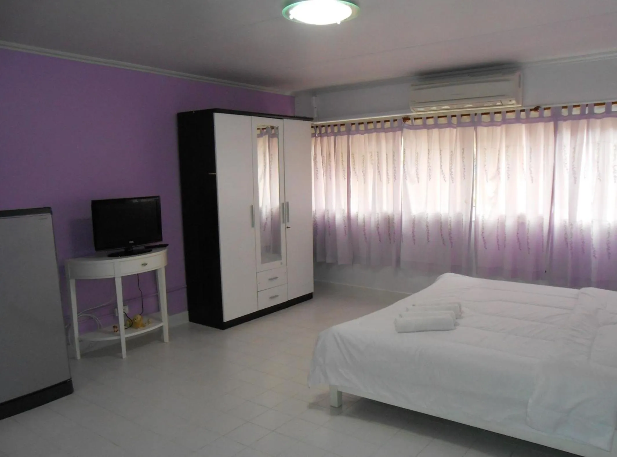 Photo of the whole room, Bed in MT-Room