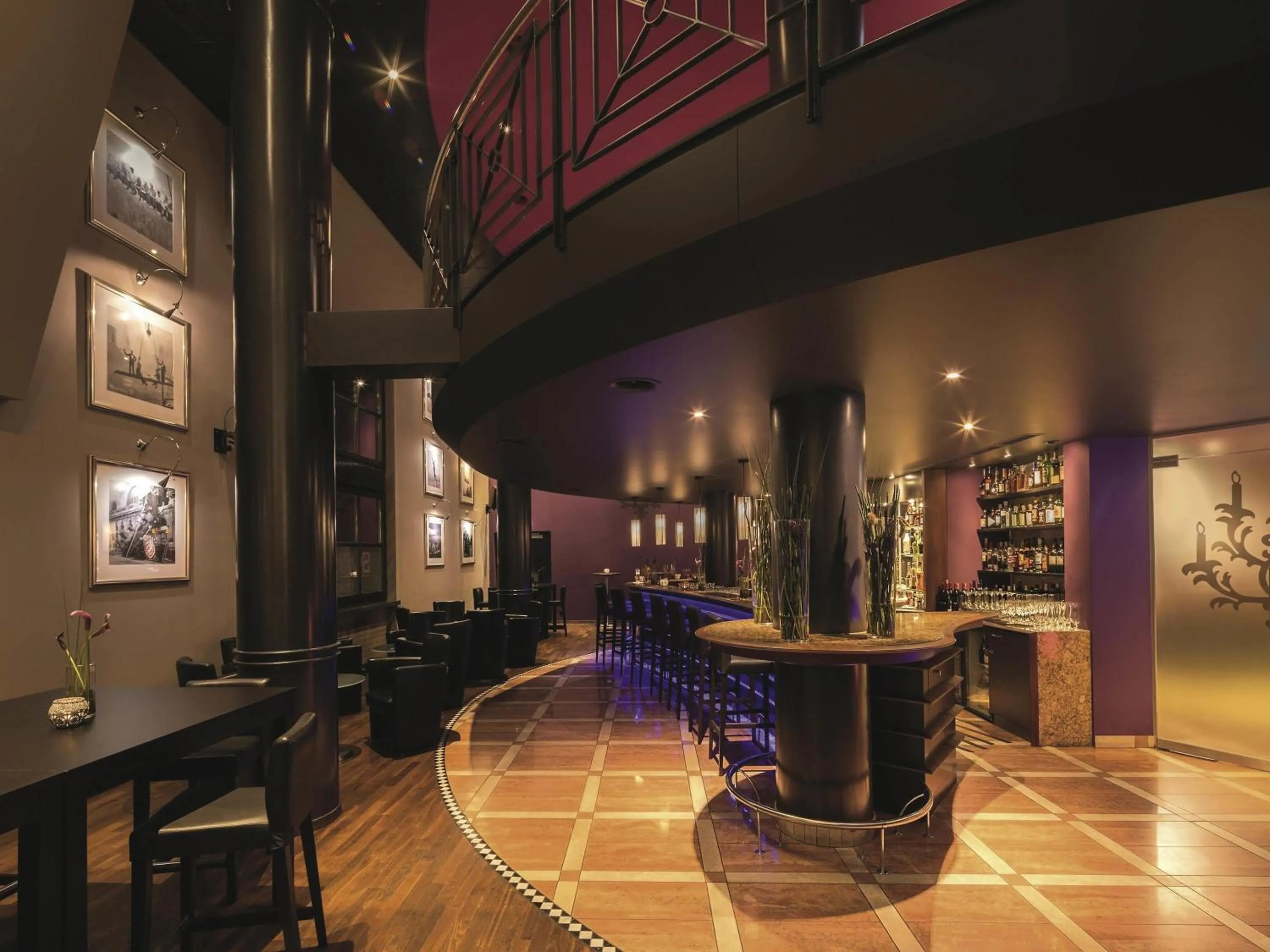 Lounge or bar in Mövenpick Hotel Zürich-Regensdorf