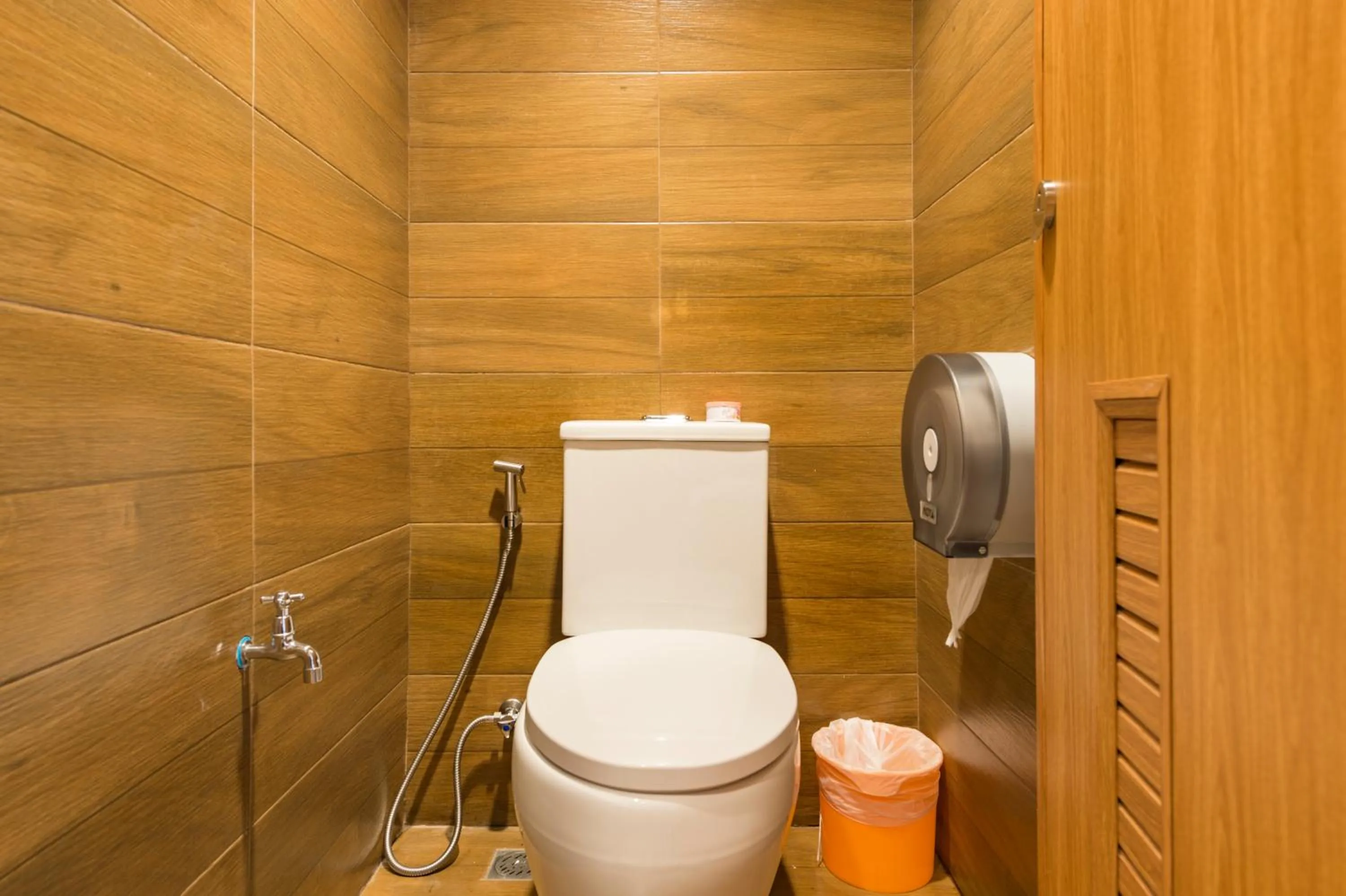 Toilet in T Hostel @ Victory Monument