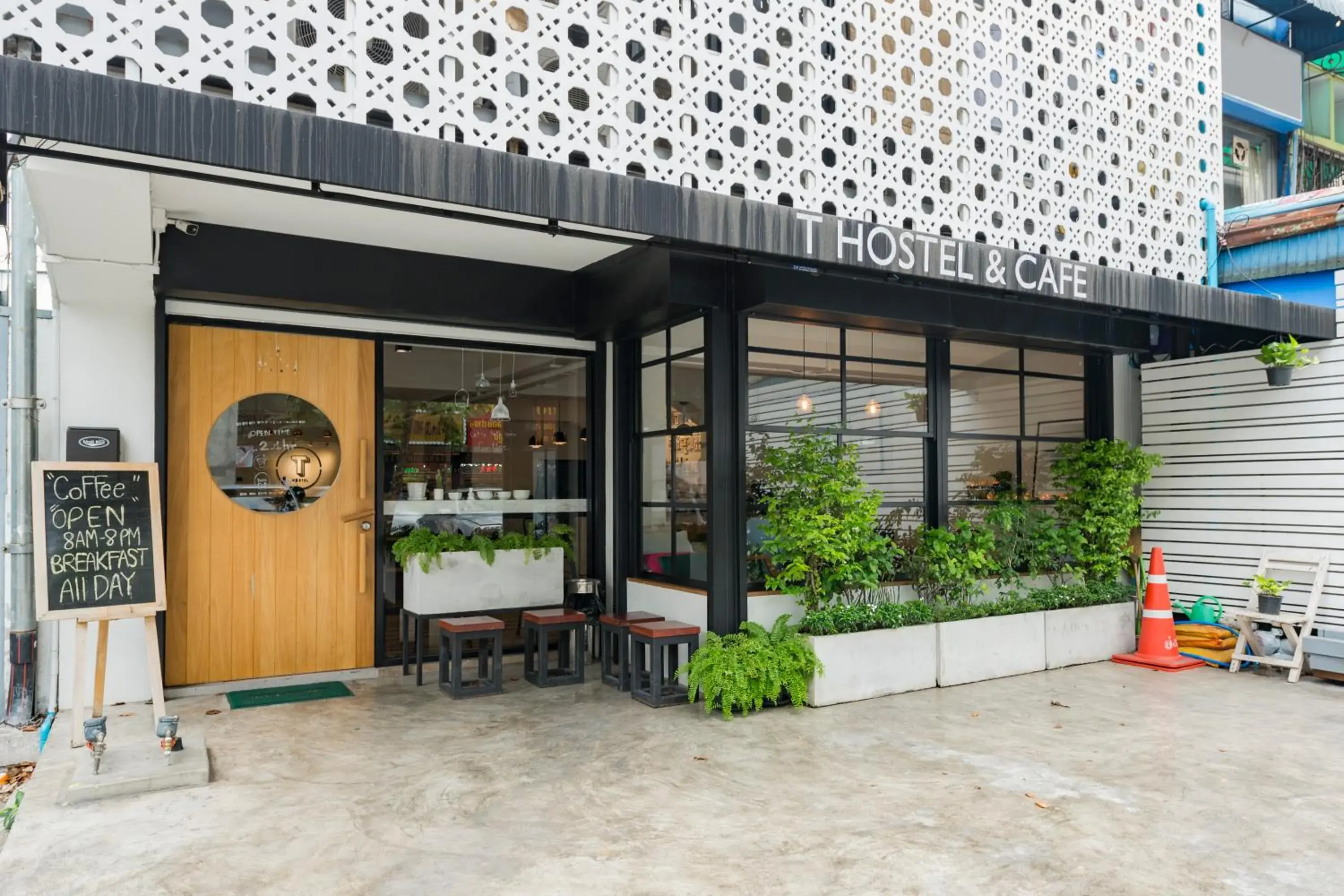 Facade/entrance in T Hostel @ Victory Monument Facade/entrance in T Hostel @ Victory Monument