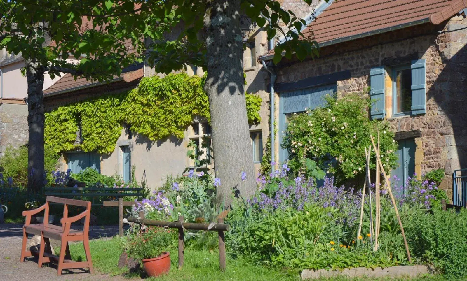 Property building in Maison d'hôtes - Les Tillets Property building in Maison d'hôtes - Les Tillets