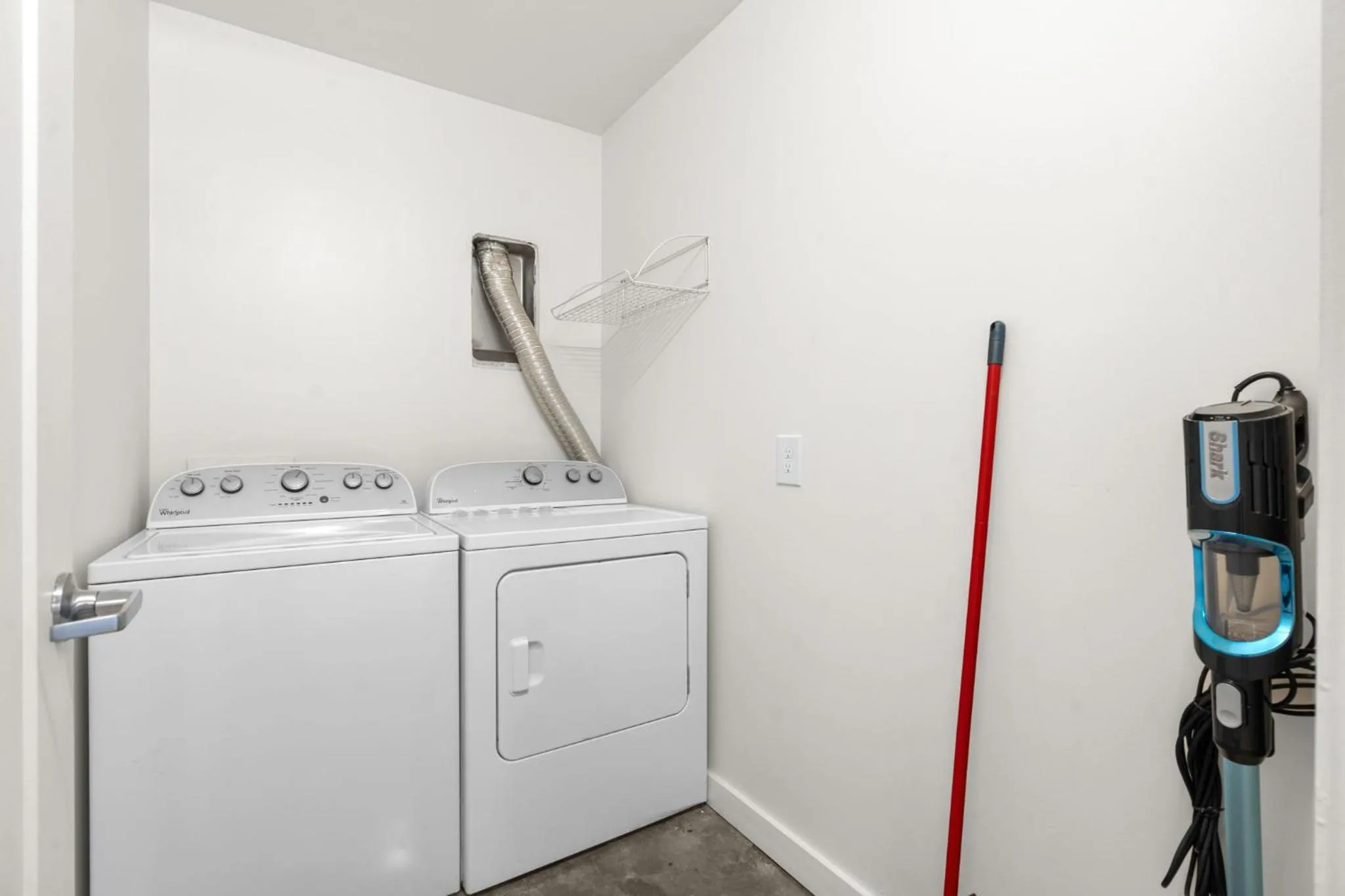 washing machine in Lodgeur Midtown, Houston - close to Downtown & Texas Medical Center