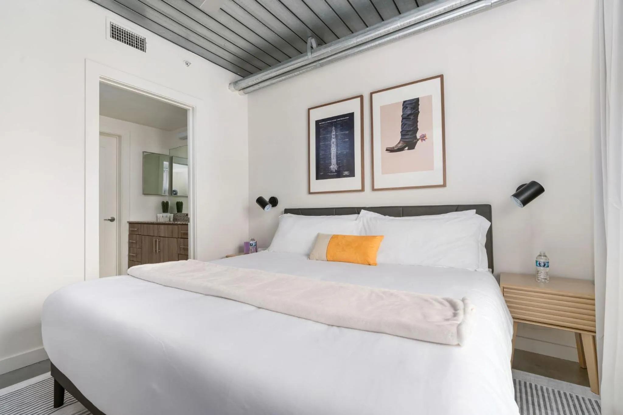 Bed in Lodgeur Midtown, Houston - close to Downtown & Texas Medical Center