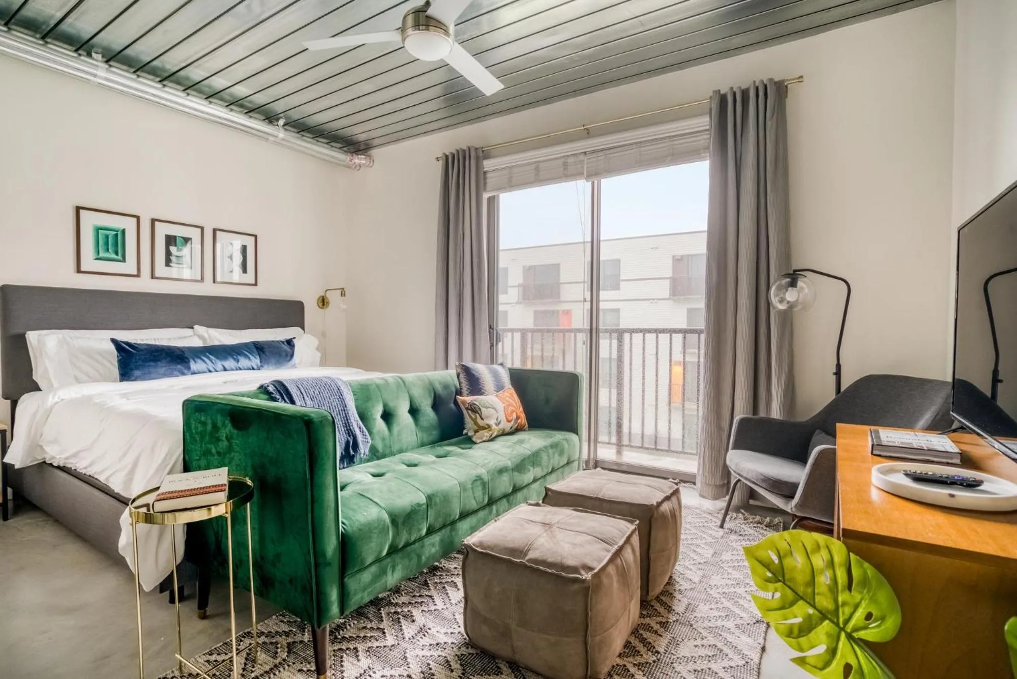 TV and multimedia, Bed in Lodgeur Midtown, Houston - close to Downtown & Texas Medical Center