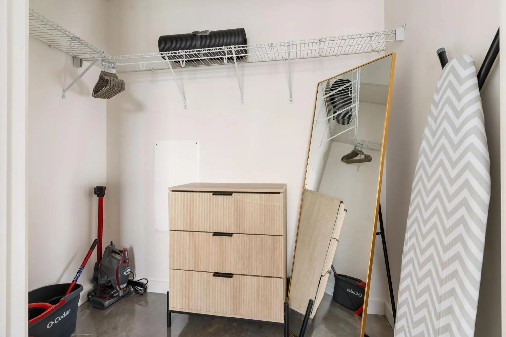 flat iron in Lodgeur Midtown, Houston - close to Downtown & Texas Medical Center