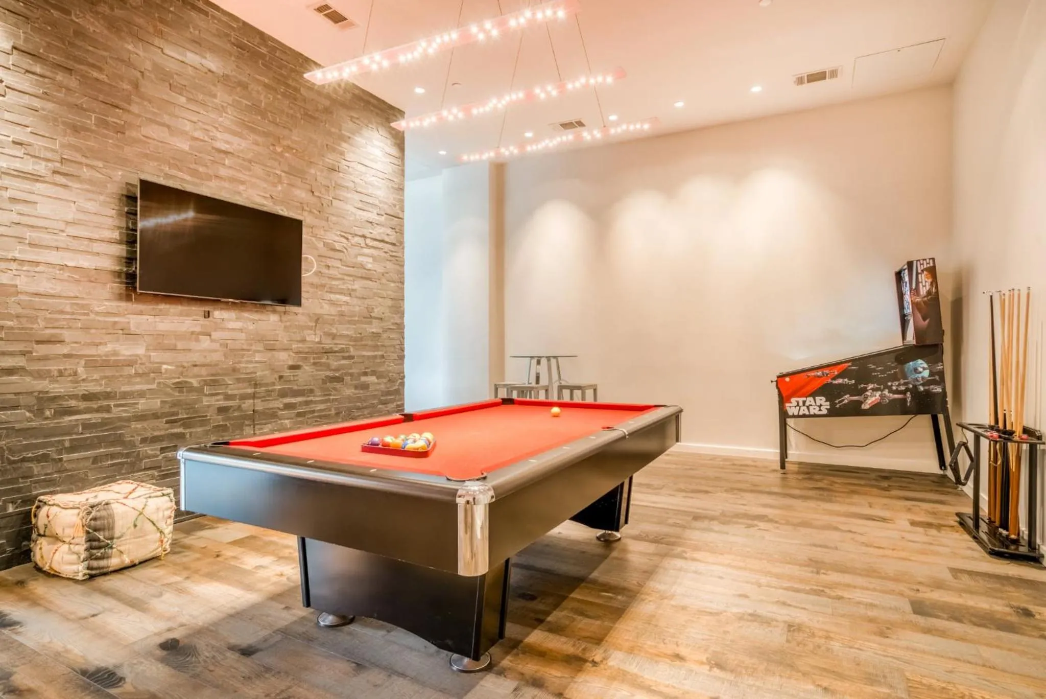 Communal lounge/ TV room in Lodgeur Midtown, Houston - close to Downtown & Texas Medical Center