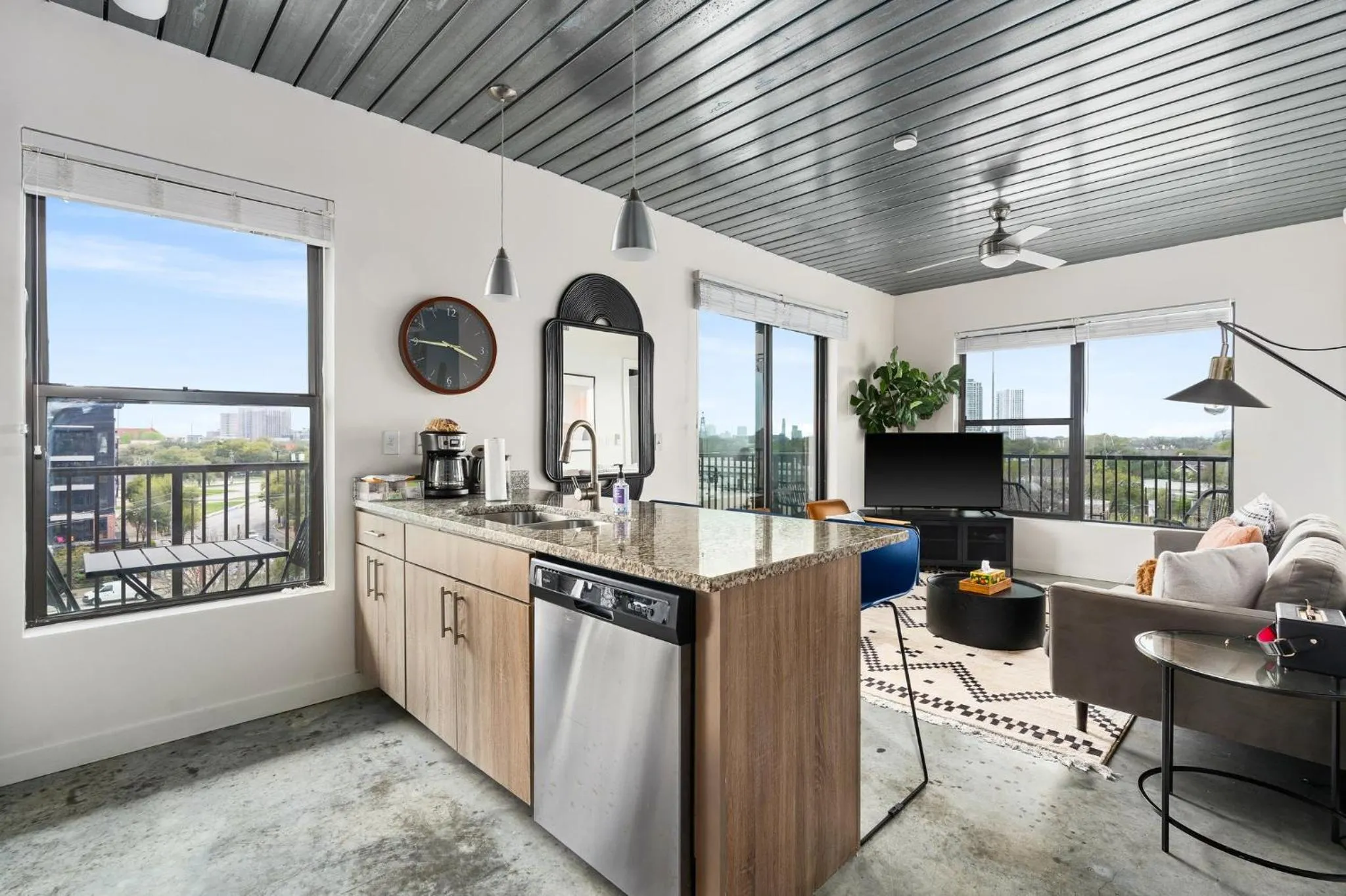Coffee/tea facilities in Lodgeur Midtown, Houston - close to Downtown & Texas Medical Center