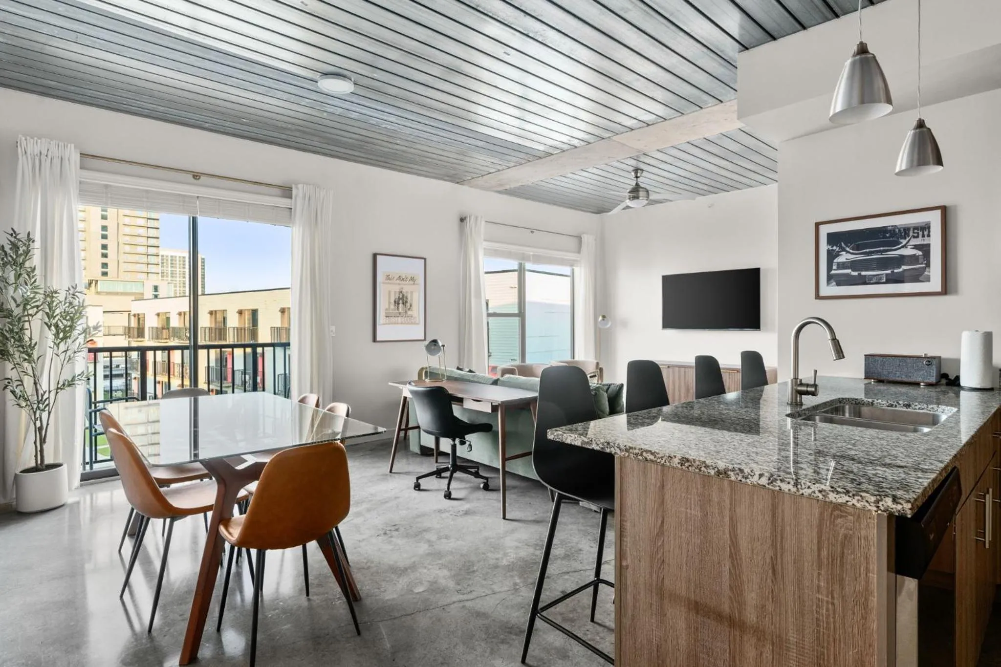 TV and multimedia in Lodgeur Midtown, Houston - close to Downtown & Texas Medical Center