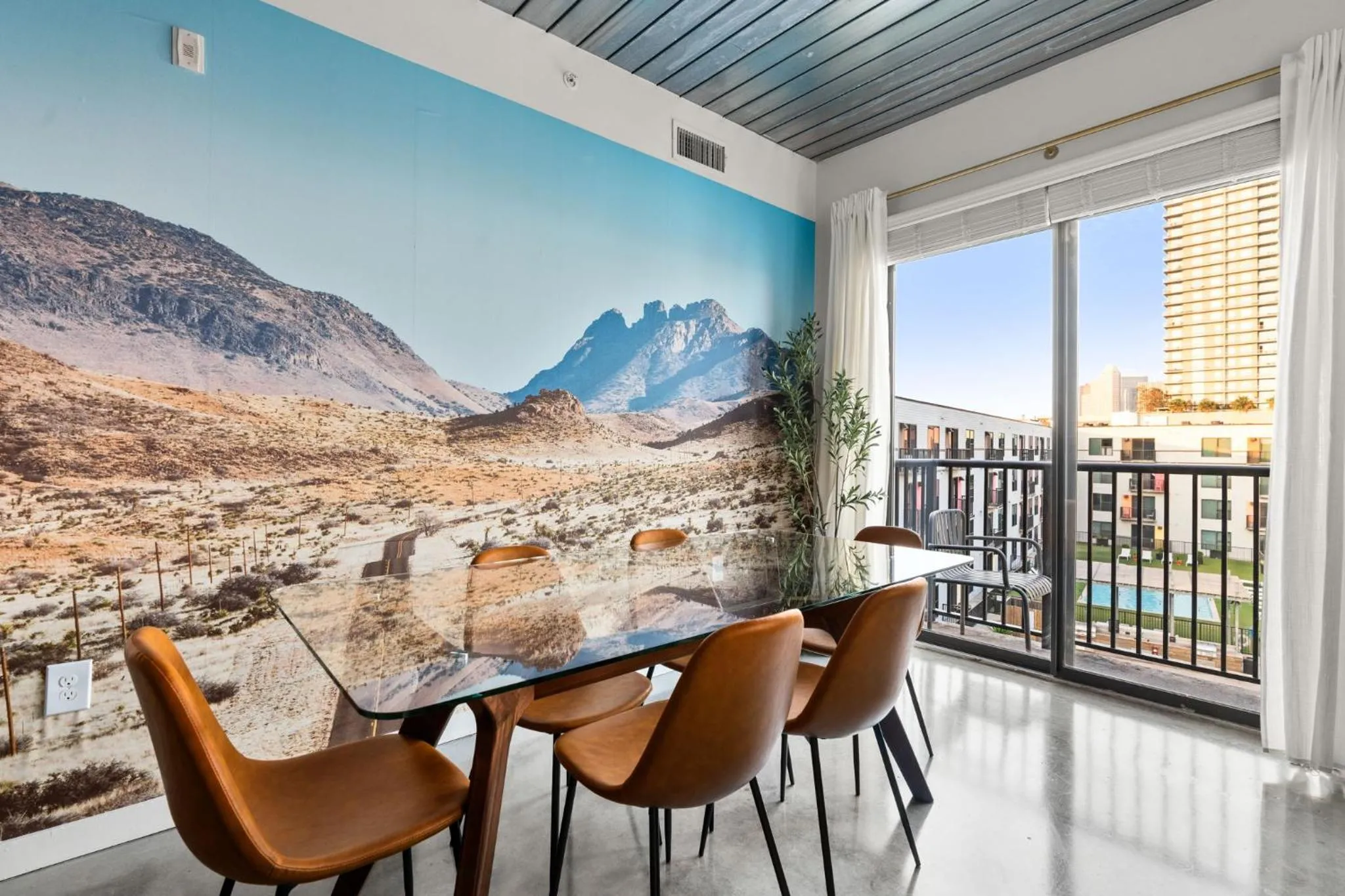 Dining area in Lodgeur Midtown, Houston - close to Downtown & Texas Medical Center