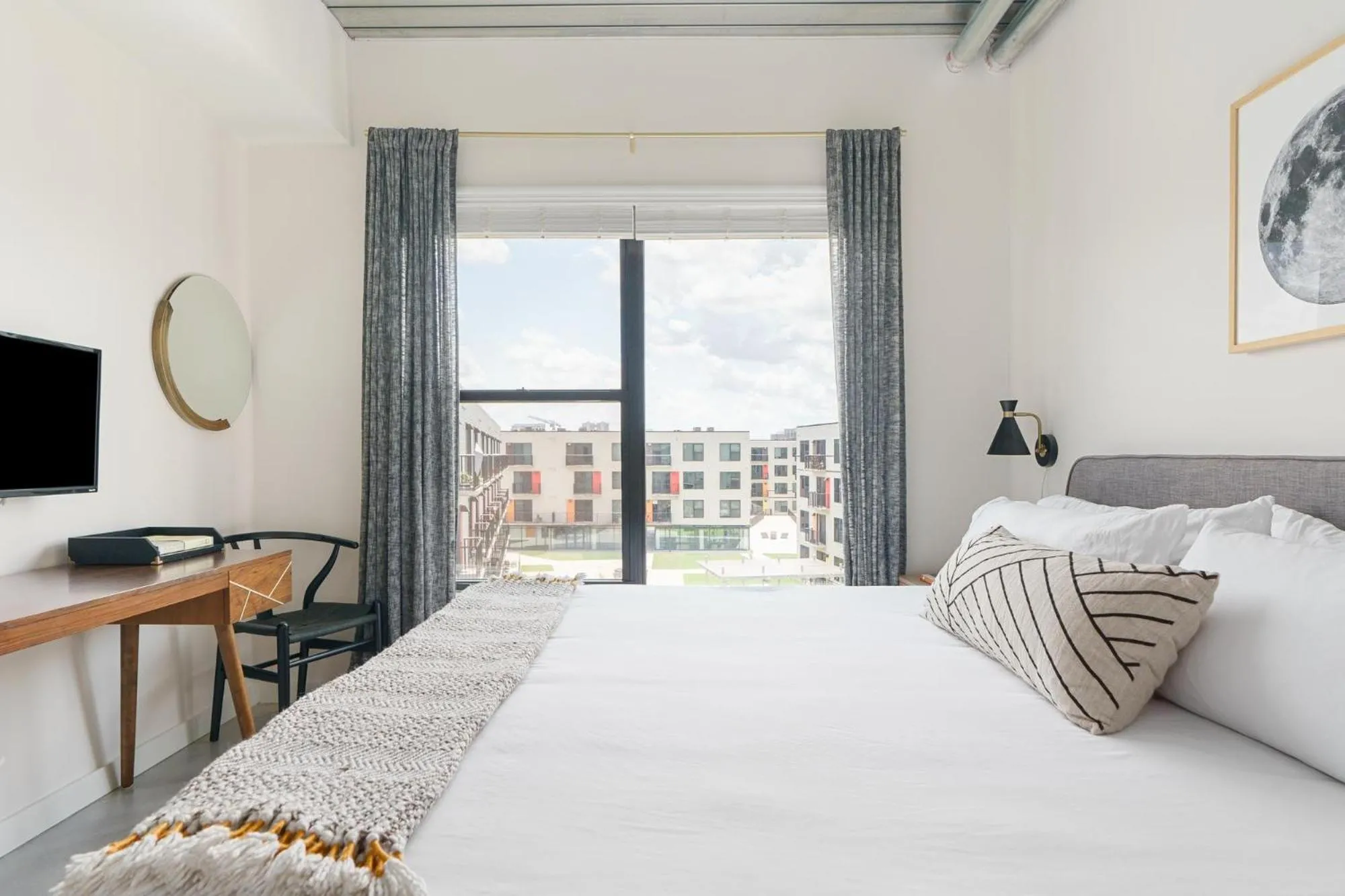 TV and multimedia, Bed in Lodgeur Midtown, Houston - close to Downtown & Texas Medical Center