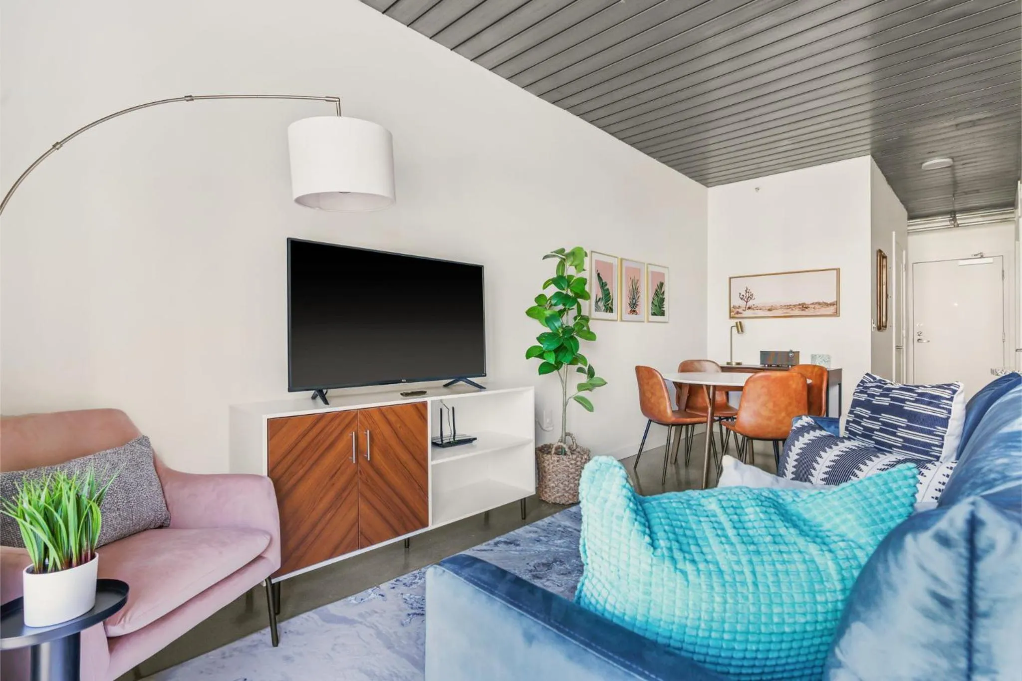 Living room in Lodgeur Midtown, Houston - close to Downtown & Texas Medical Center