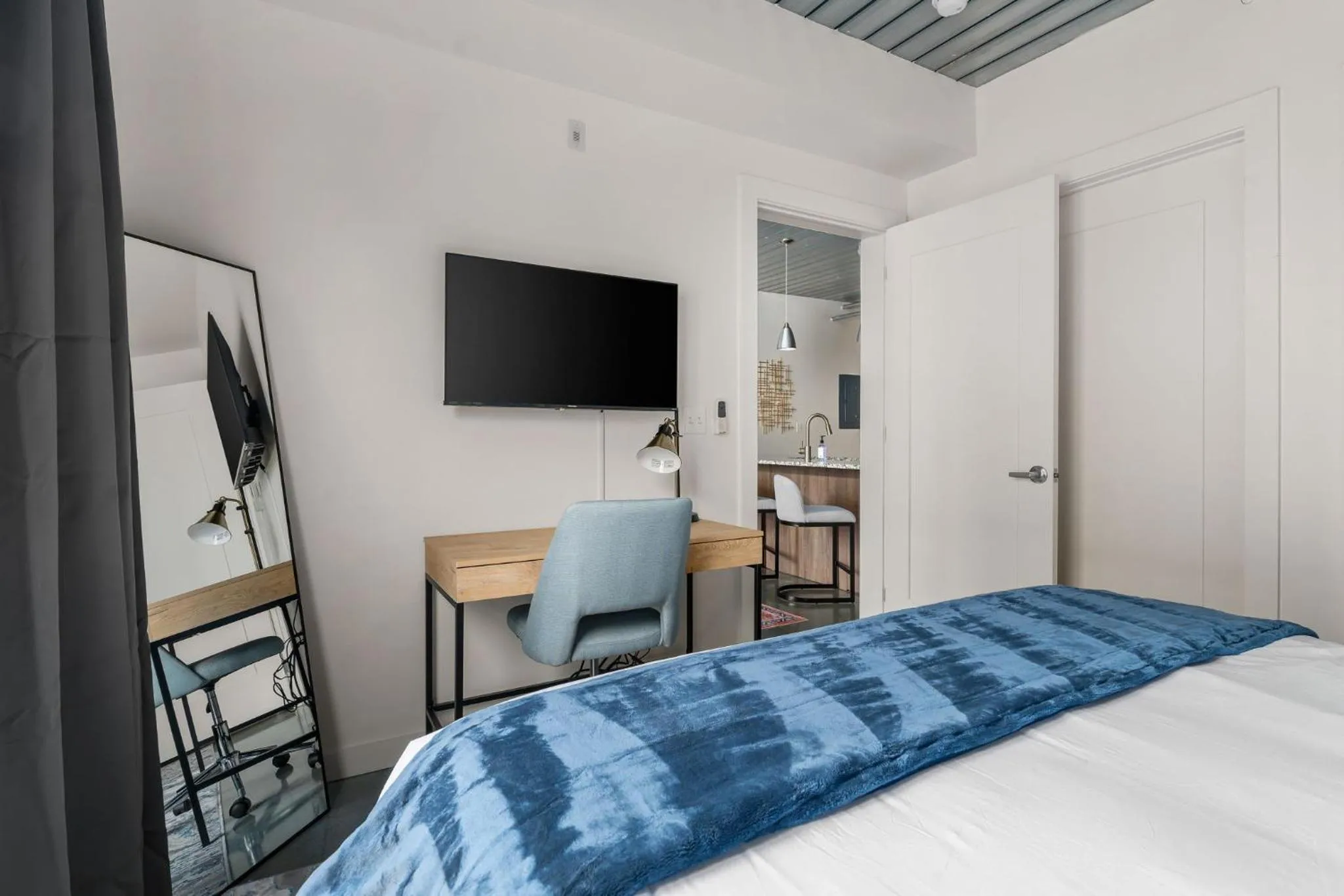Bed in Lodgeur Midtown, Houston - close to Downtown & Texas Medical Center