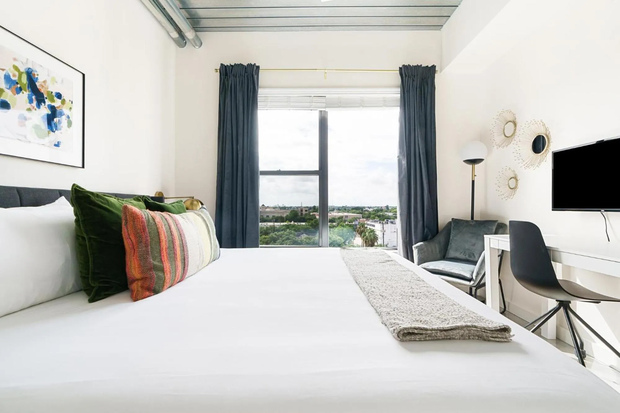 TV and multimedia, Bed in Lodgeur Midtown, Houston - close to Downtown & Texas Medical Center
