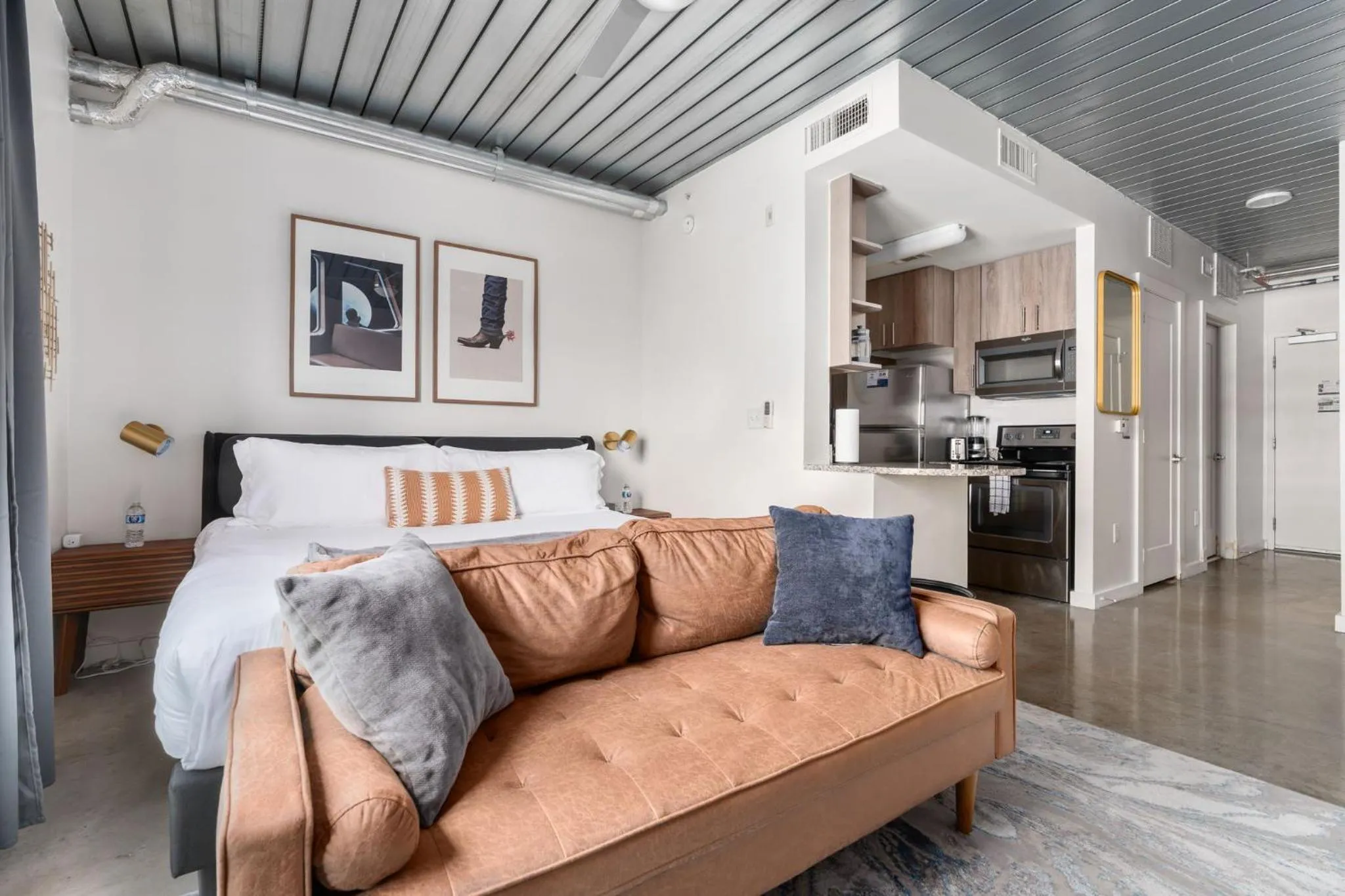 Bedroom, Bed in Lodgeur Midtown, Houston - close to Downtown & Texas Medical Center