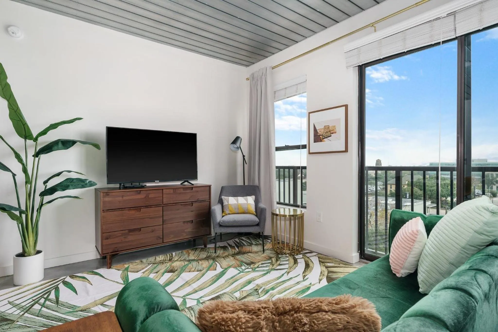 TV and multimedia in Lodgeur Midtown, Houston - close to Downtown & Texas Medical Center