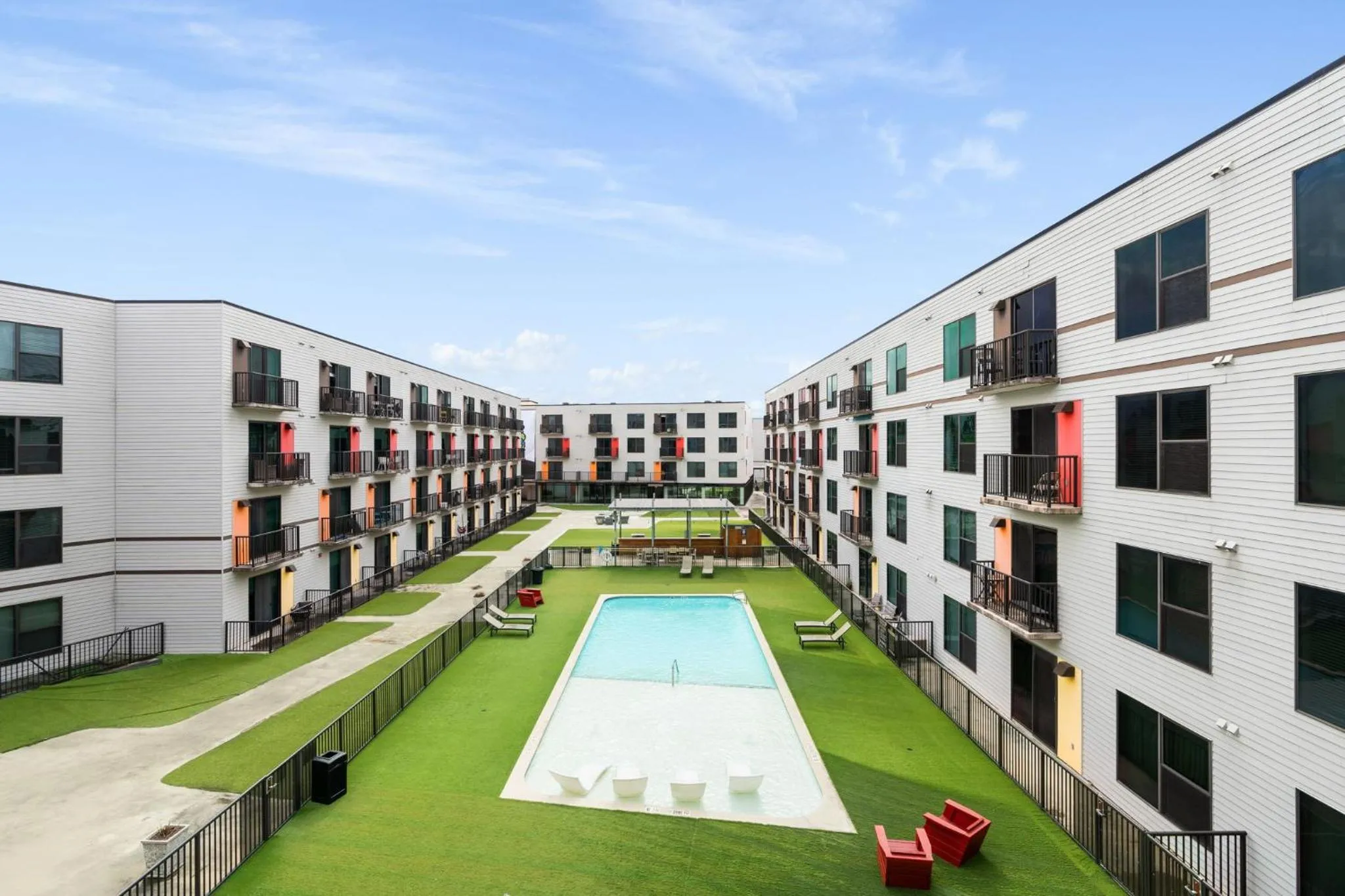Pool view in Lodgeur Midtown, Houston - close to Downtown & Texas Medical Center