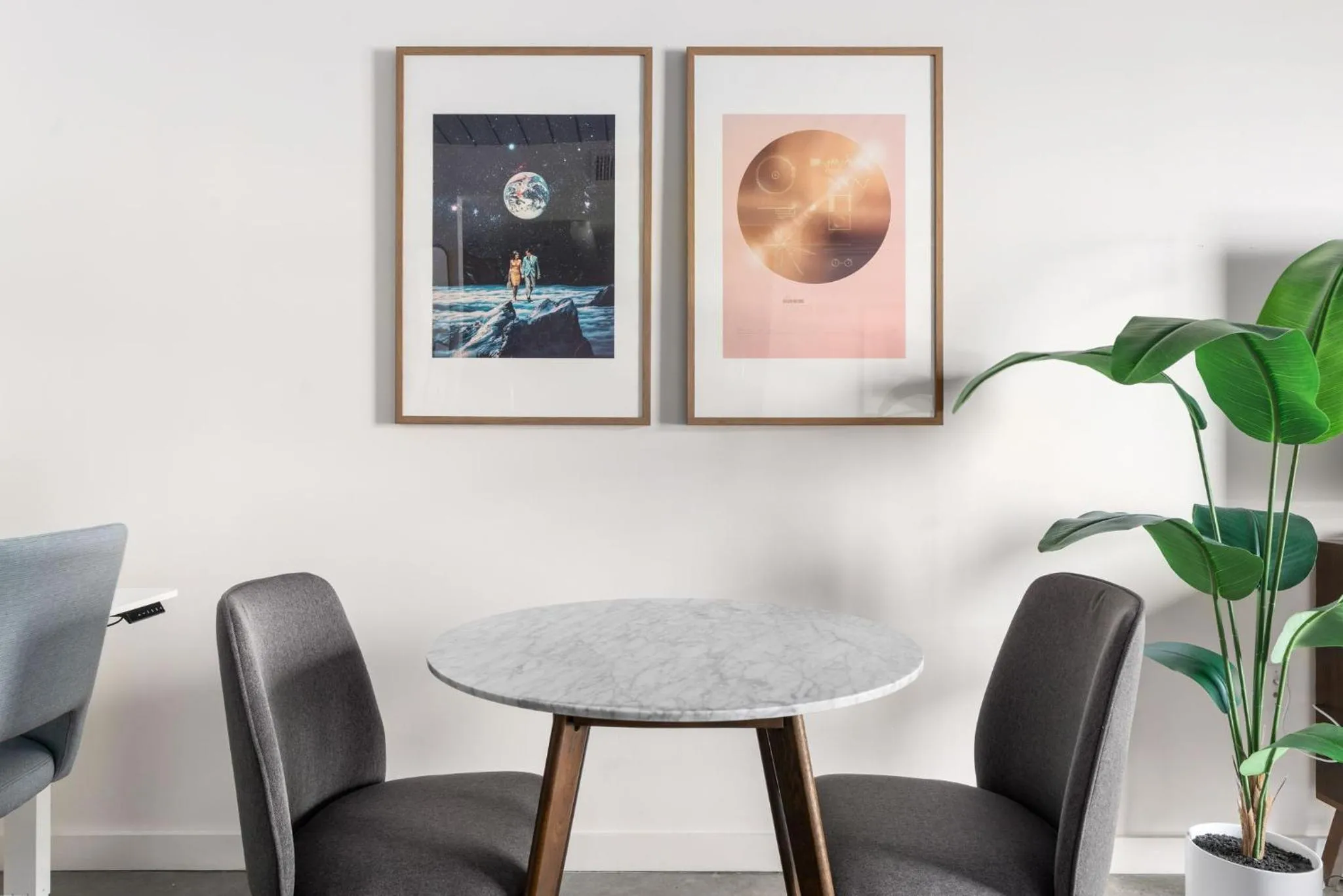 Dining area in Lodgeur Midtown, Houston - close to Downtown & Texas Medical Center