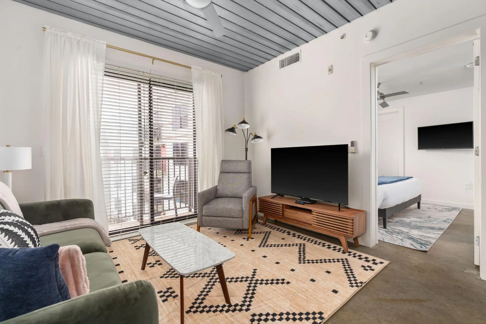 TV and multimedia in Lodgeur Midtown, Houston - close to Downtown & Texas Medical Center