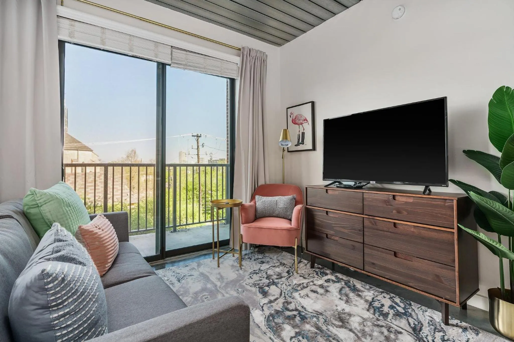 TV and multimedia in Lodgeur Midtown, Houston - close to Downtown & Texas Medical Center