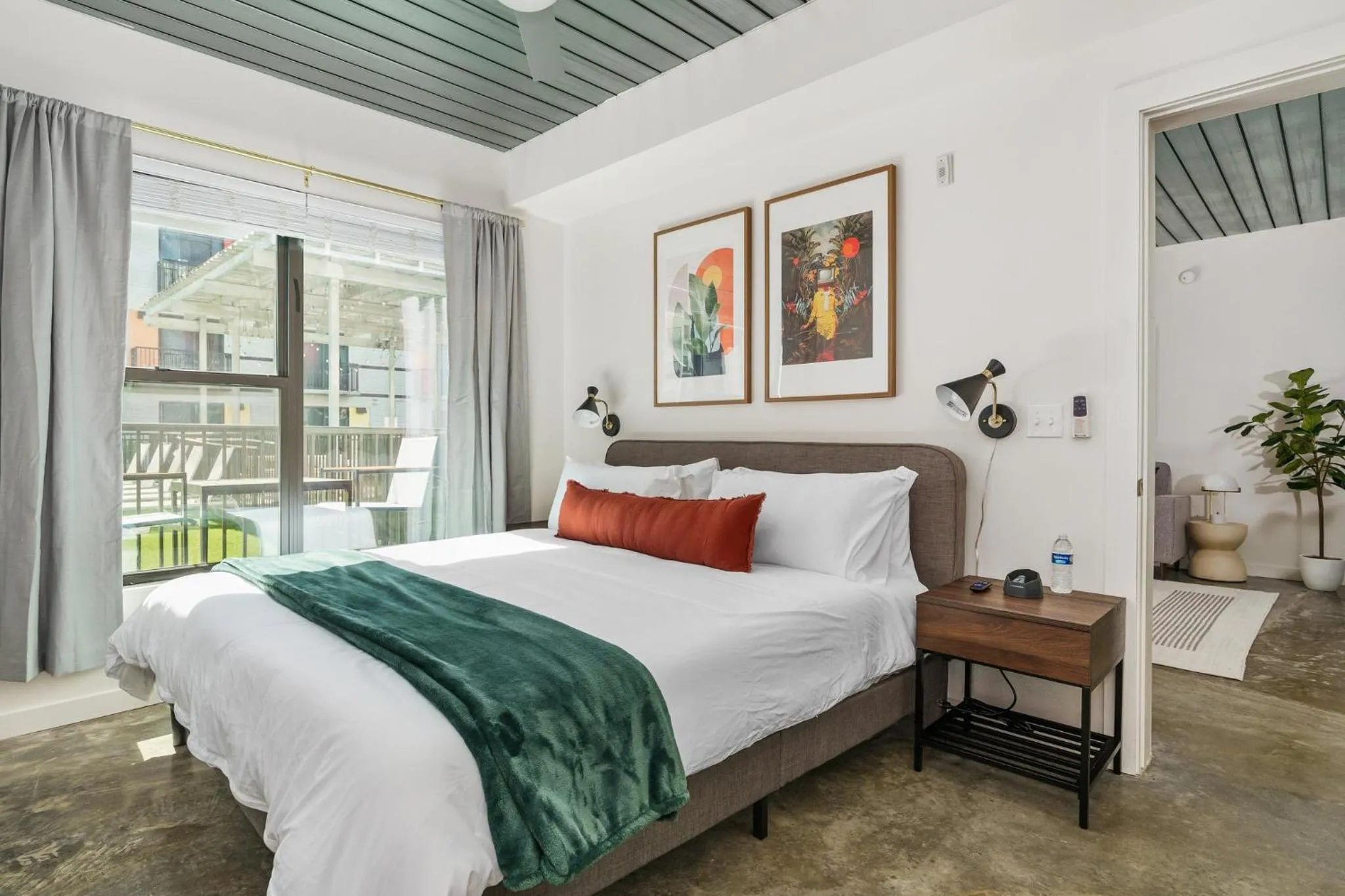 Bed in Lodgeur Midtown, Houston - close to Downtown & Texas Medical Center