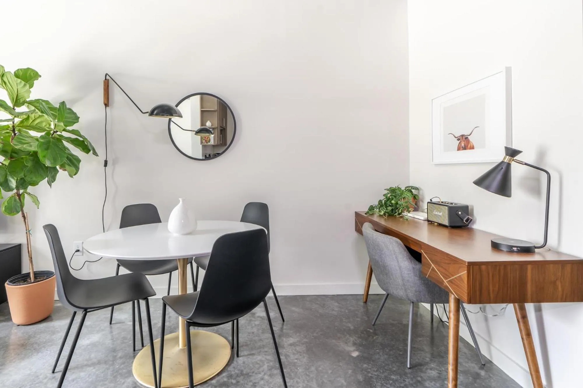 Dining area in Lodgeur Midtown, Houston - close to Downtown & Texas Medical Center