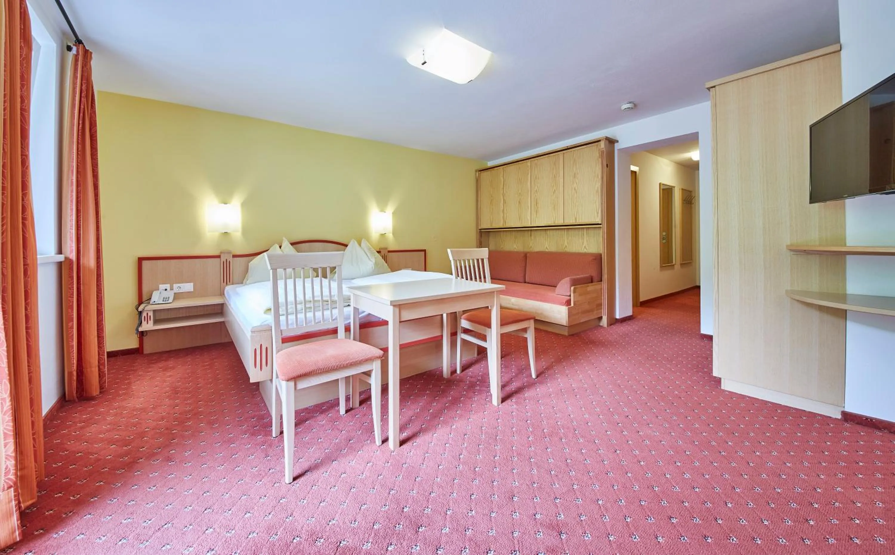 Bedroom, Bed in Hotel Gungau