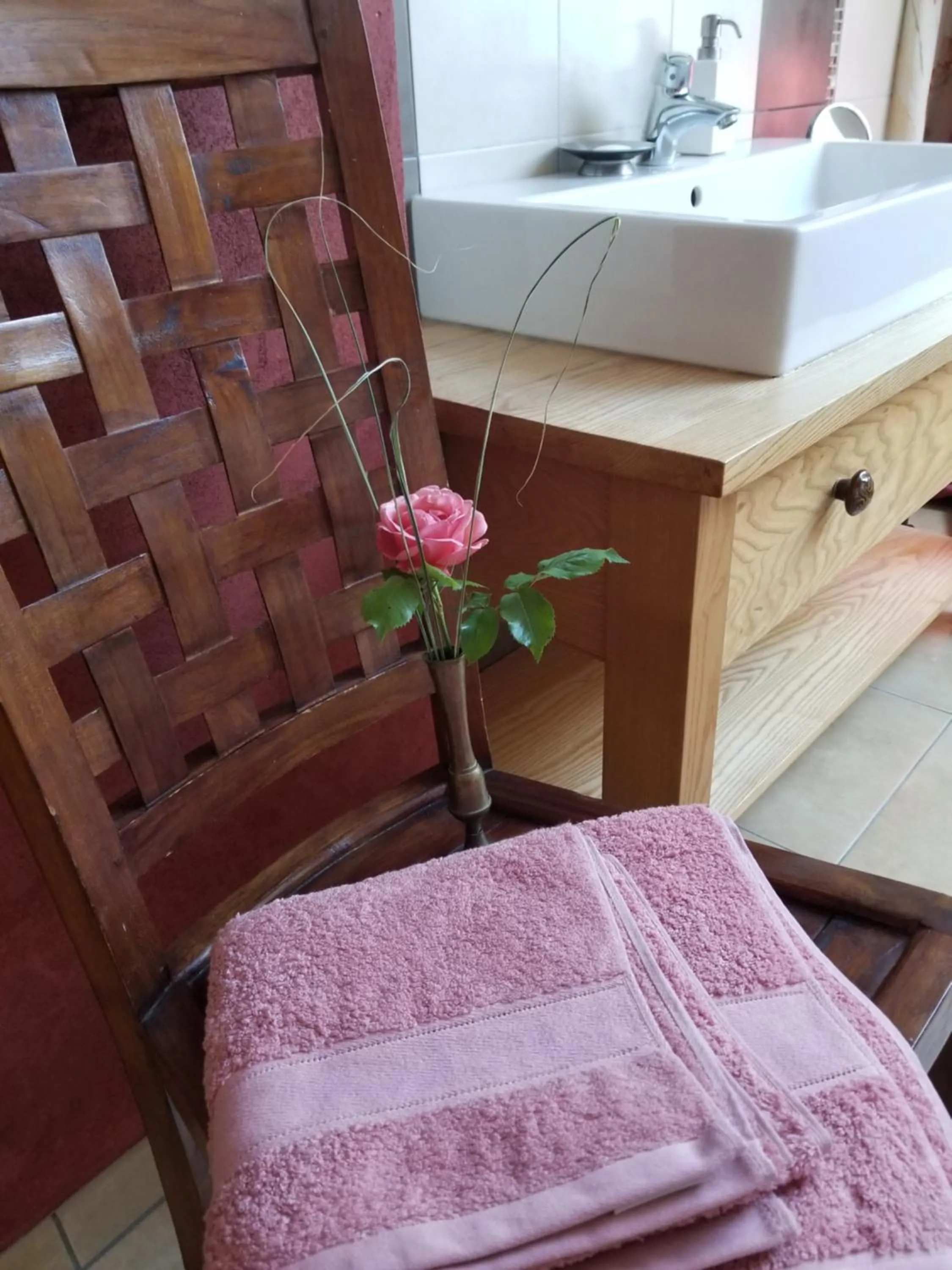 Bathroom, Bed in chambre d'hôtes de charme, un temps en forêt