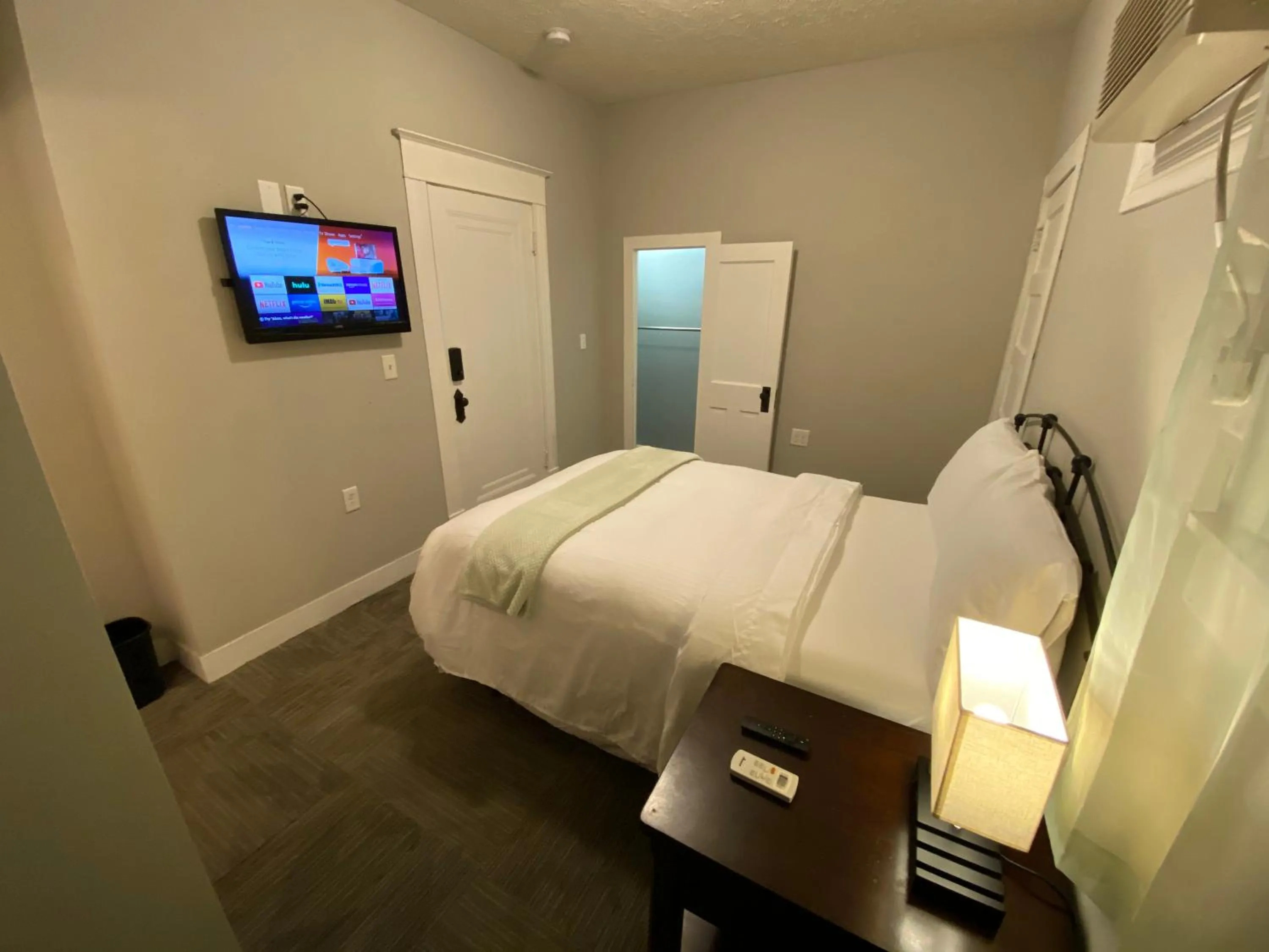 Bed in Twin Lakes Creamery, Grill & Inn