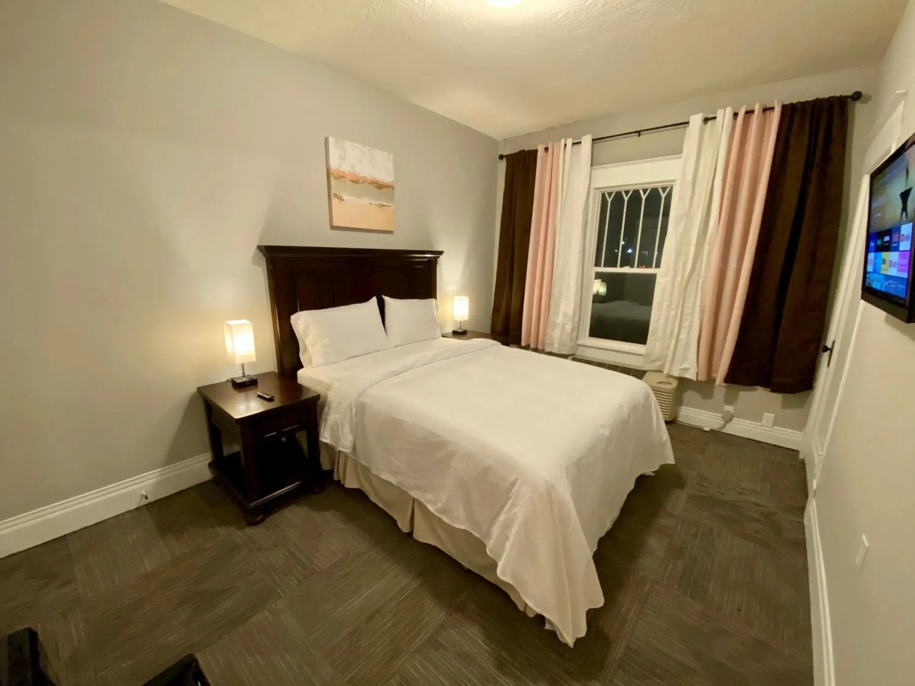 Bed in Twin Lakes Creamery, Grill & Inn Bed in Twin Lakes Creamery, Grill & Inn