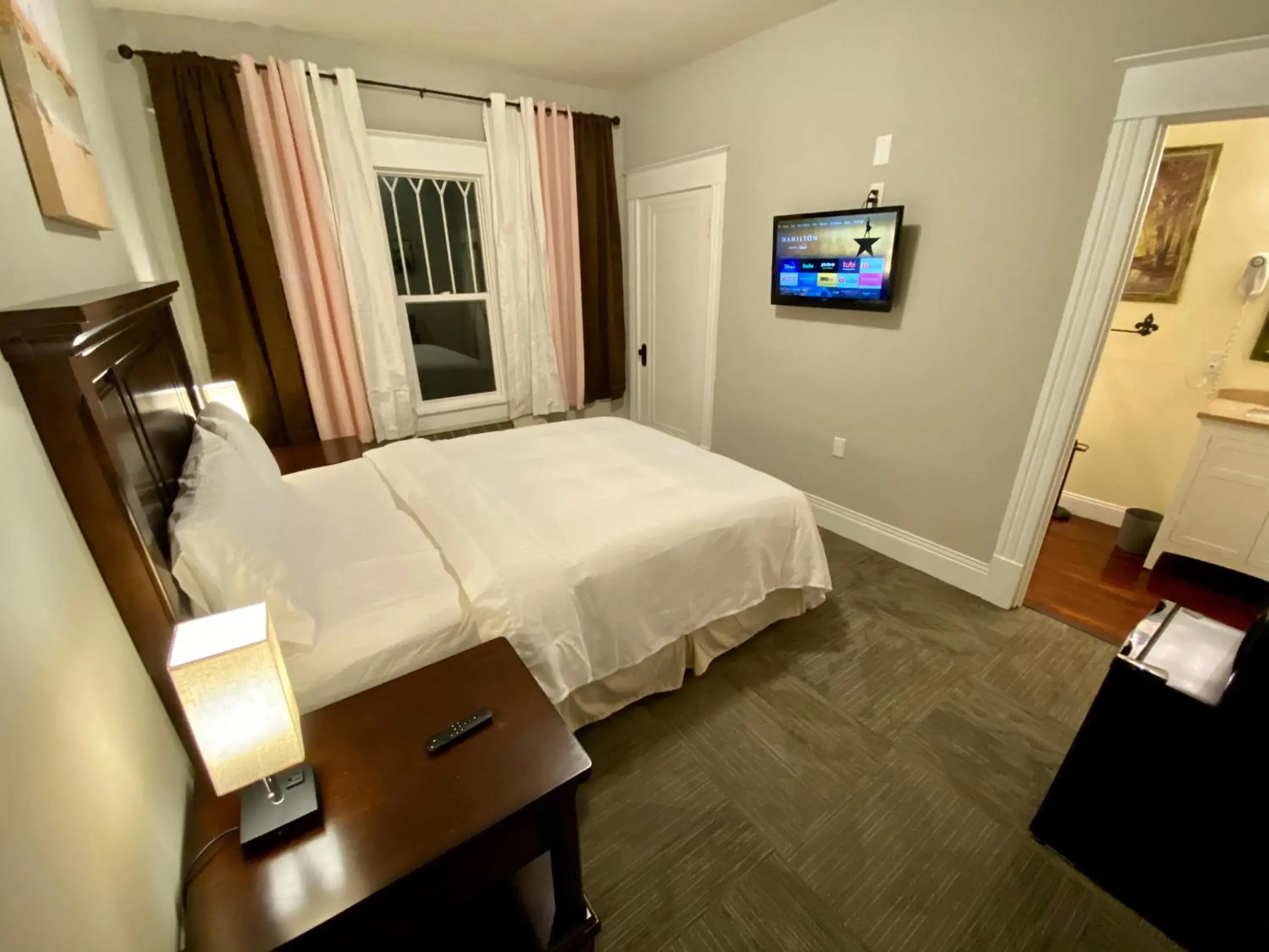 Bed in Twin Lakes Creamery, Grill & Inn Bed in Twin Lakes Creamery, Grill & Inn