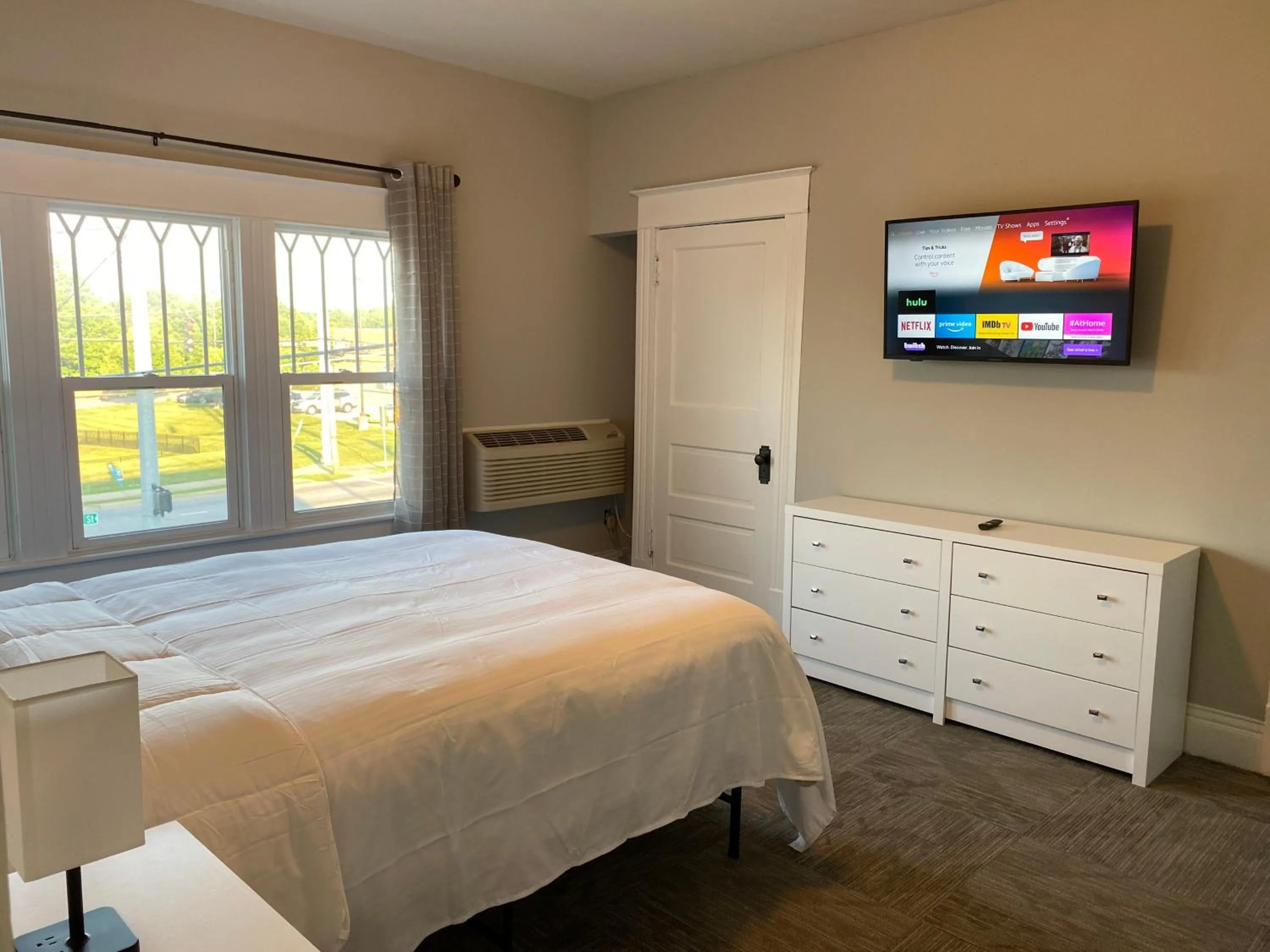 Bed in Twin Lakes Creamery, Grill & Inn